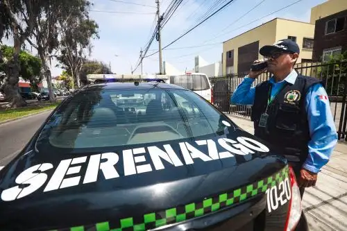 El Pleno del Congreso de la República aprobó ayer el dictamen que modifica la Ley 31297, Ley del Servicio de Serenazgo Municipal y que autoriza el uso de armas no letales a estos cuerpos de seguridad local. Foto: Facebook de Municipalidad de San Isidro