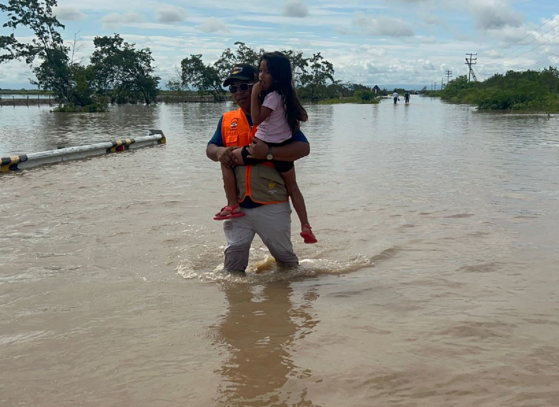 El aumento del caudal del río Zarumilla y la activación de una quebrada aisló al centro poblado El Bendito, en Tumbes, obligando a evacuar a los pobladores de esa zona. Foto: Milagros Rodríguez.