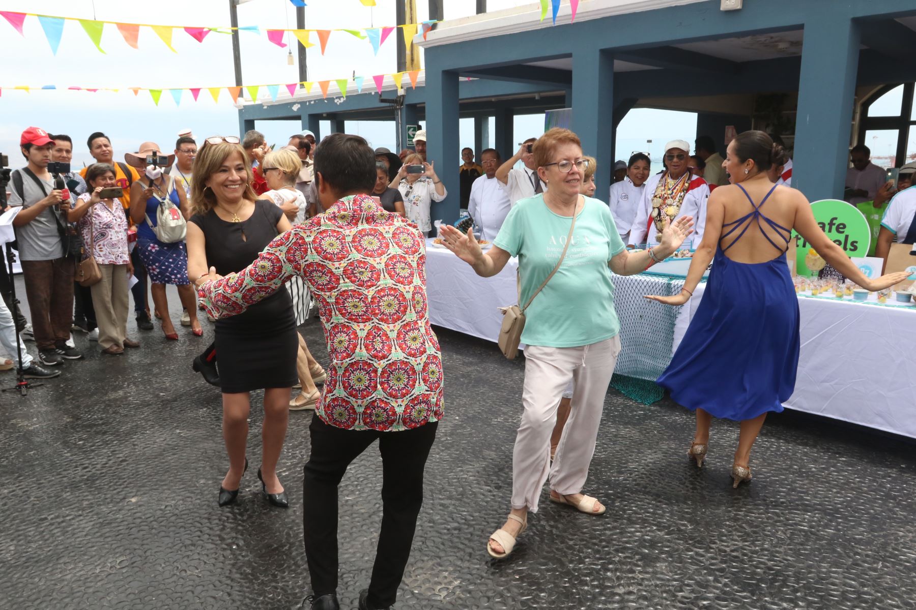 El lanzamiento de la actividad, llevada a cabo desde el Roof Top de la Casa Ronald, se vio ensalzada -además de los ricos potajes- con presentaciones de danzas de salsa, marinera y festejo. FOTO: ANDINA/Hector Vinces.