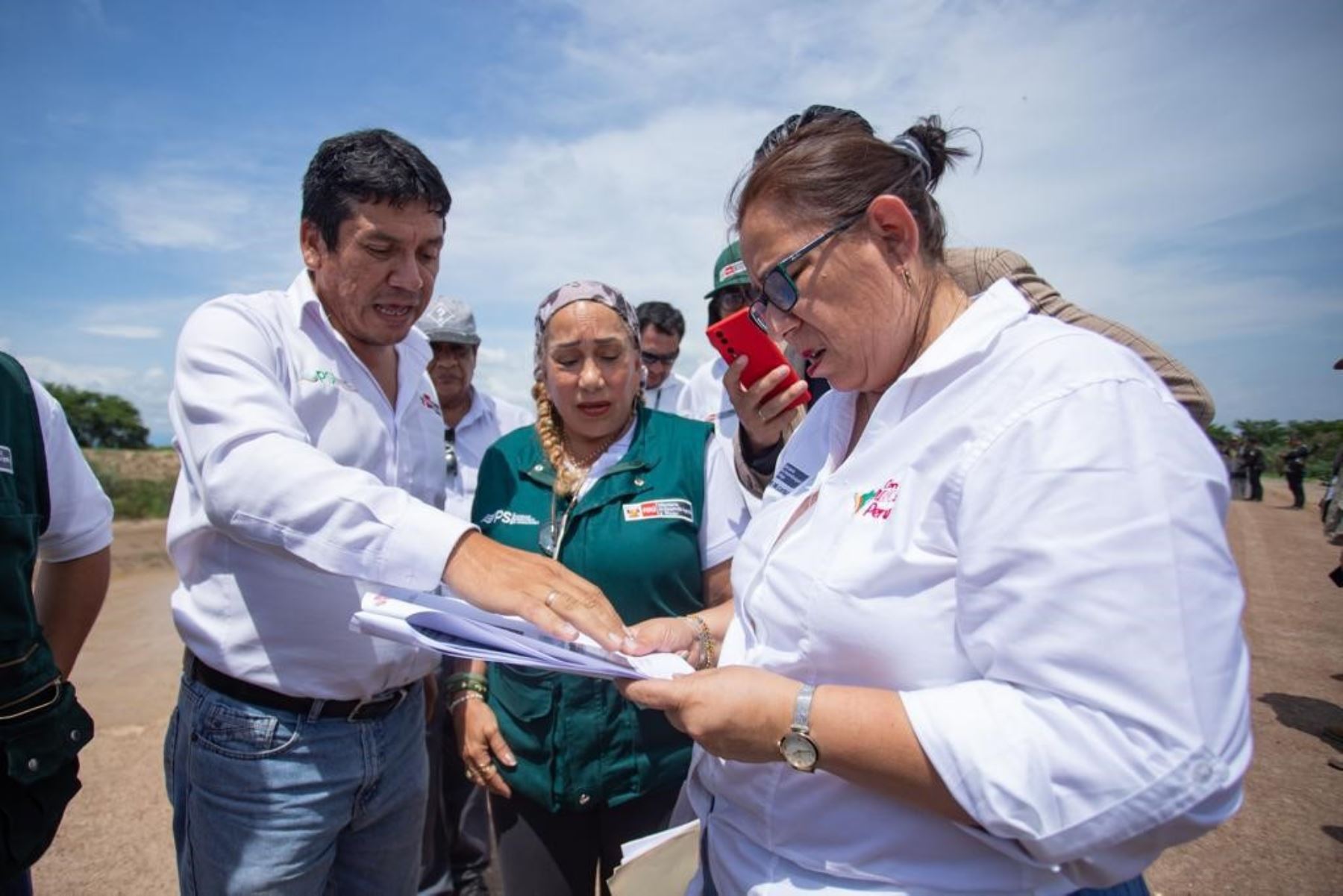 La titular del Midagri, Nelly Paredes, inspeccionó la bocatoma de San Isidro de Íllimo para verificar la situación de la infraestructura de riego. Foto: Midagri