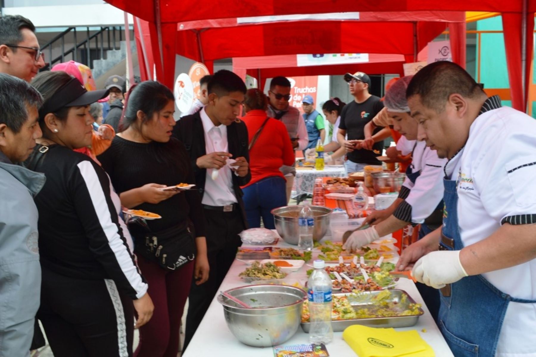 Trece cebicherías y marisquerías participaron en la feria gastronómica organizada por la municipalidad provincial de Cajamarca, con motivo de Semana Santa. Foto: Cortesía Eduard Lozano