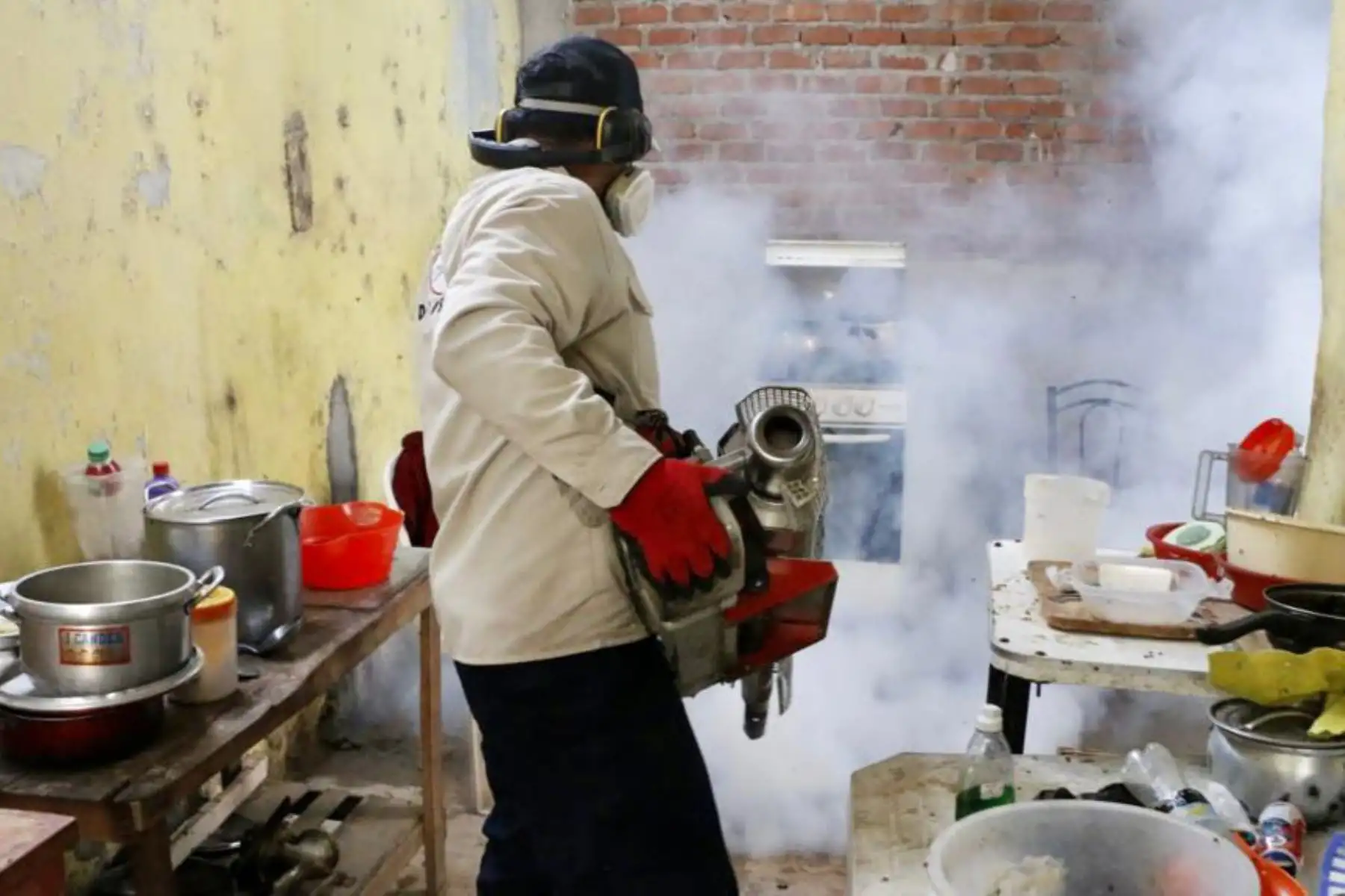 Brigadas de fumigación se despliegan por diversos distritos de la región Piura. Foto: MINSA/Difusión