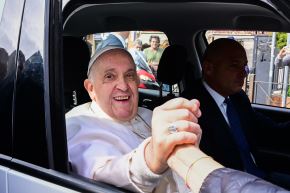 El papa Francisco sale del hospital Gemelli el 1 de abril del 2023 en Romatras ser dado de alta luego de un tratamiento por bronquitis. El pontífice, de 86 años, ingresó en el hospital Gemelli el 29 de marzo tras sufrir dificultades respiratorias. Foto: AFP.