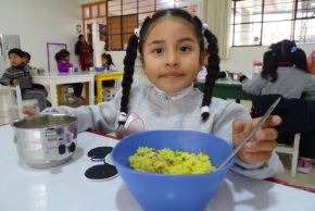 El servicio alimentario escolar amplió su cobertura para el 2023 y atiende a 25,633 nuevos escolares y 270 nuevas instituciones educativas públicas, expuso Mabel Gálvez, directora ejecutiva del Programa Nacional de Alimentación Escolar Qali Warma.