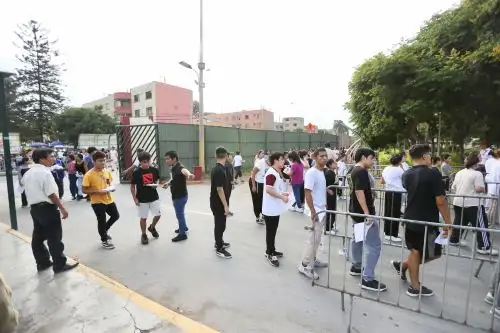 Miles de jóvenes, algunos adolescentes, afrontan por segunda segunda semana consecutiva uno de los mayores retos de su vida: el examen de admisión para la Universidad Nacional Mayor de San Marcos. Foto: ANDINA/ Ricardo Cuba