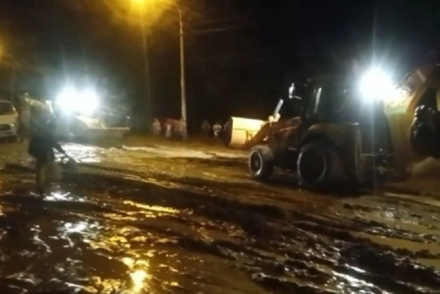 La intensa lluvia que cayó desde las 16:00 hasta las 19:00 horas de ayer activó quebradas como La Jota, que interrumpió el tránsito vehicular en la carretera Panamericana Norte y algunas unidades que intentaron cruzar la vía anegada fueron arrastrados por la fuerza de las aguas.