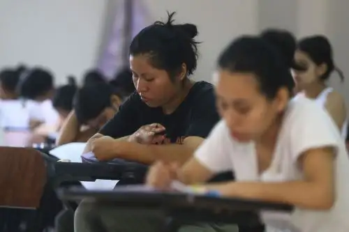 Miles de jóvenes, algunos adolescentes, afrontan por segunda segunda semana consecutiva uno de los mayores retos de su vida: el examen de admisión para la Universidad Nacional Mayor de San Marcos. 

Foto: ANDINA/Ricardo Cuba