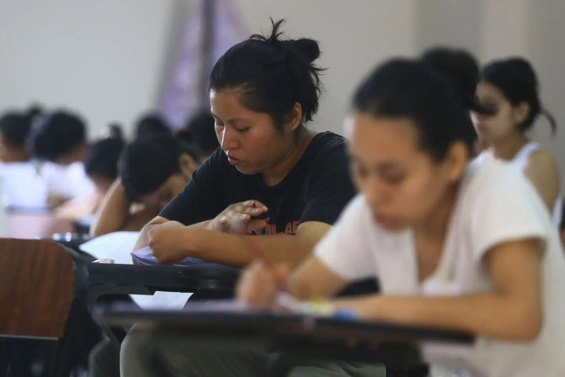 Miles de jóvenes, algunos adolescentes, afrontan por segunda segunda semana consecutiva uno de los mayores retos de su vida: el examen de admisión para la Universidad Nacional Mayor de San Marcos. 

Foto: ANDINA/Ricardo Cuba