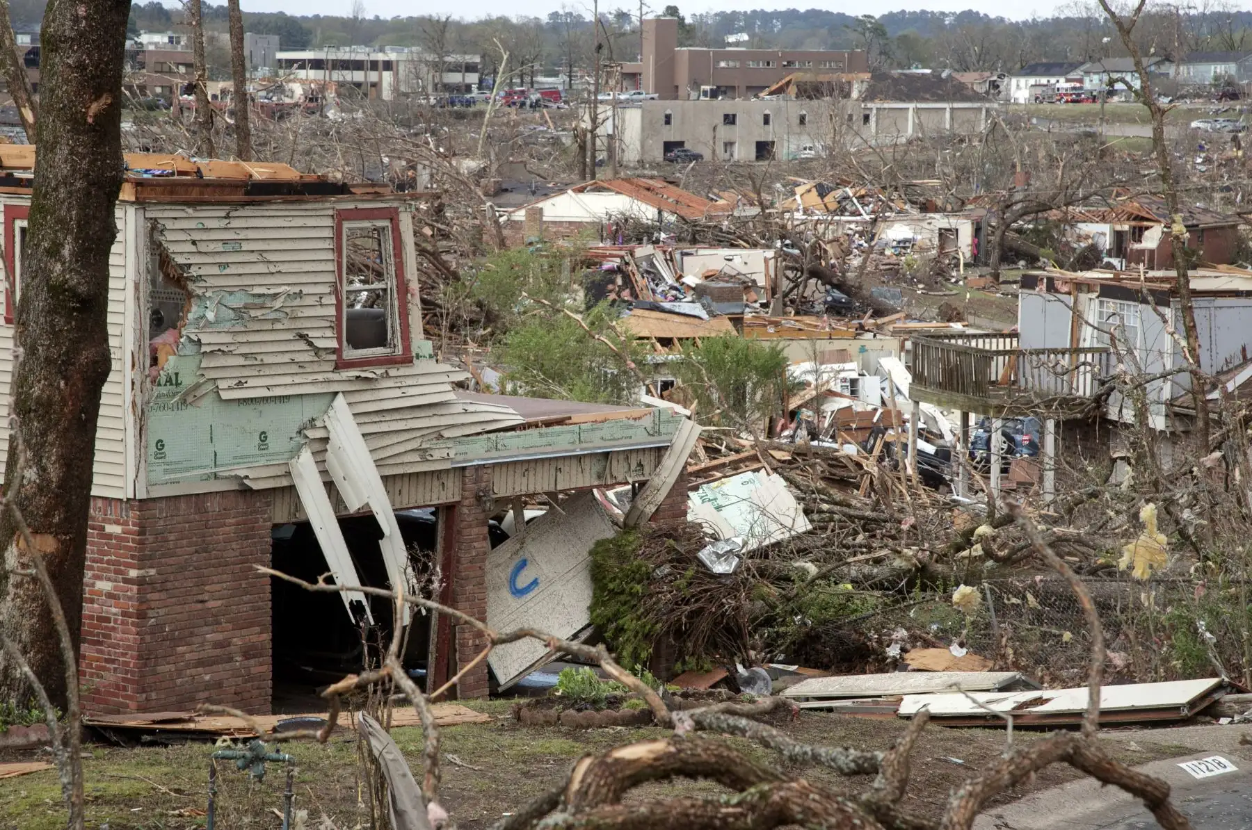 Los restos dañados del vecindario de Walnut Ridge se ven el 31 de marzo de 2023 en Little Rock, Arkansas. Los tornados dañaron cientos de casas y edificios el viernes por la tarde en gran parte del centro de Arkansas. La gobernadora Sarah Huckabee Sanders declaró el estado de emergencia después de las catastróficas tormentas que azotaron el viernes por la tarde. Según informes locales, las tormentas mataron al menos a tres personas. Foto: AFP