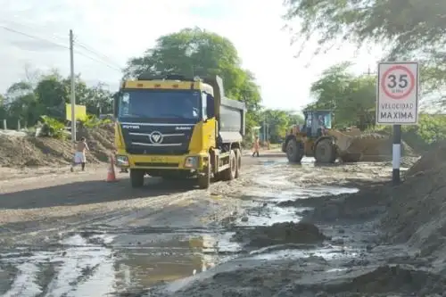 Maquinaria de Provías del Ministerio de Transportes y Comunicaciones, y del Gobierno Regional de Tumbes, trabajan en el retiro del lodo acumulado en la carretera Panamericana norte tras la activación de quebradas debido a las torrenciales lluvias que se registraron en la víspera, a fin de restaurar el 100 % de la transitabilidad en esa importante vía de comunicación terrestre.