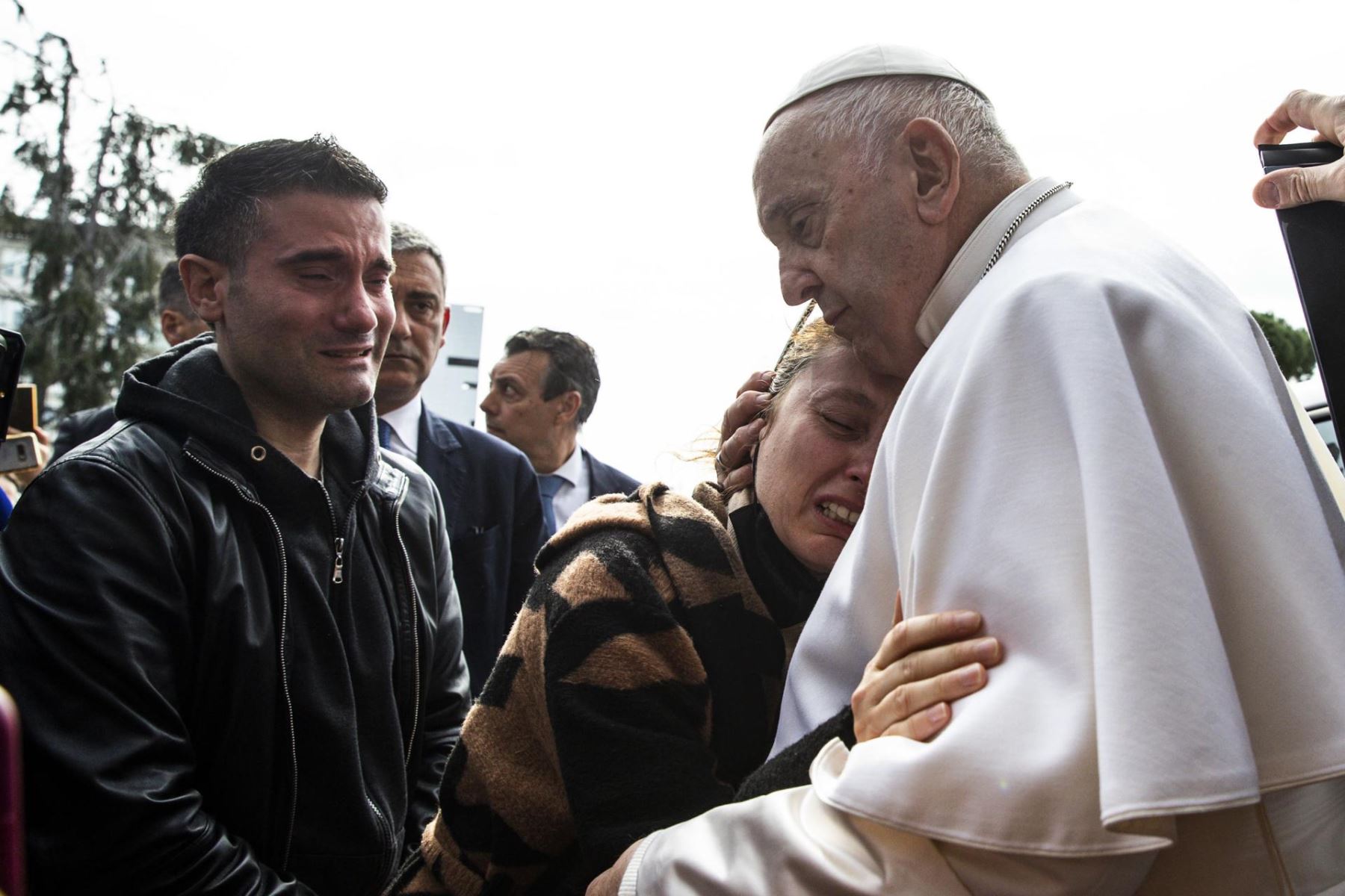 El Papa Francisco abraza a una mujer tras abandonar hoy el hospital Gemelli de Roma en el que permanecía ingresado desde el pasado miércoles a causa de una bronquitis. Foto: EFE