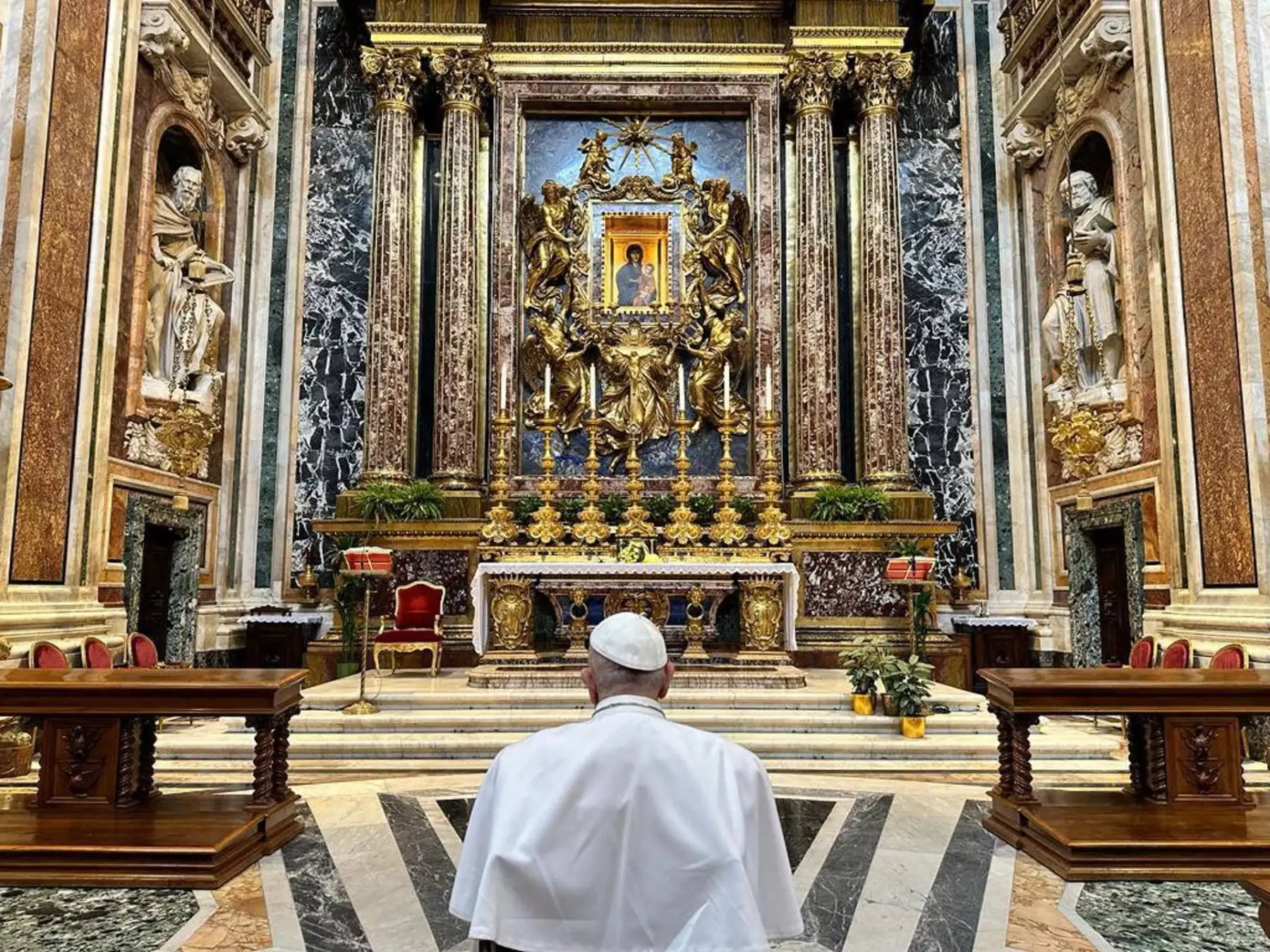 El Papa Francisco reza en la basílica romana de Santa María La Mayor tras recibir el alta en el hospital Gemelli de la bronquitis que lo mantenía ingresado desde el pasado miércoles. Fotografía: EFE/Vaticano