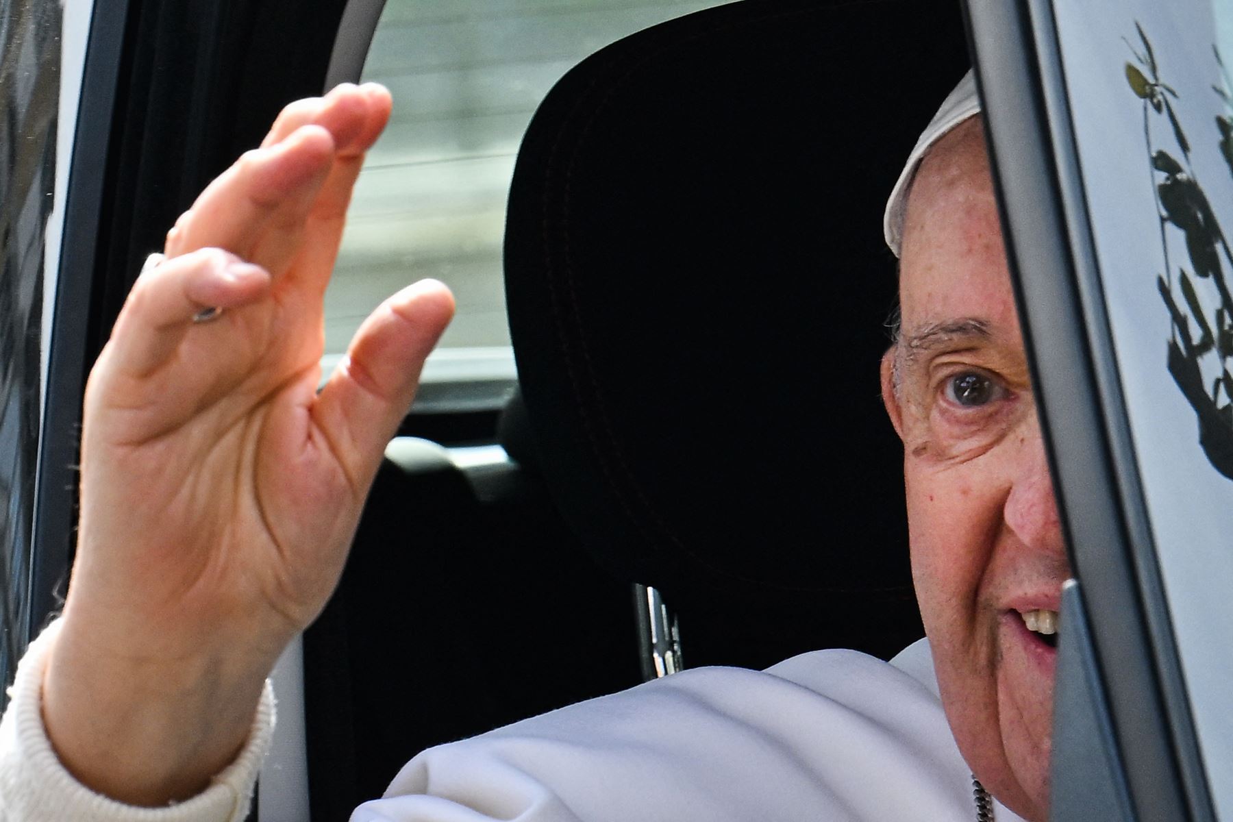 El Papa Francisco saluda desde su coche a la salida del hospital Gemelli  en Roma, tras ser dado de alta después de un tratamiento contra la bronquitis. El pontífice, de 86 años, ingresó en el hospital Gemelli el 29 de marzo tras sufrir dificultades respiratorias. Foto: AFP
