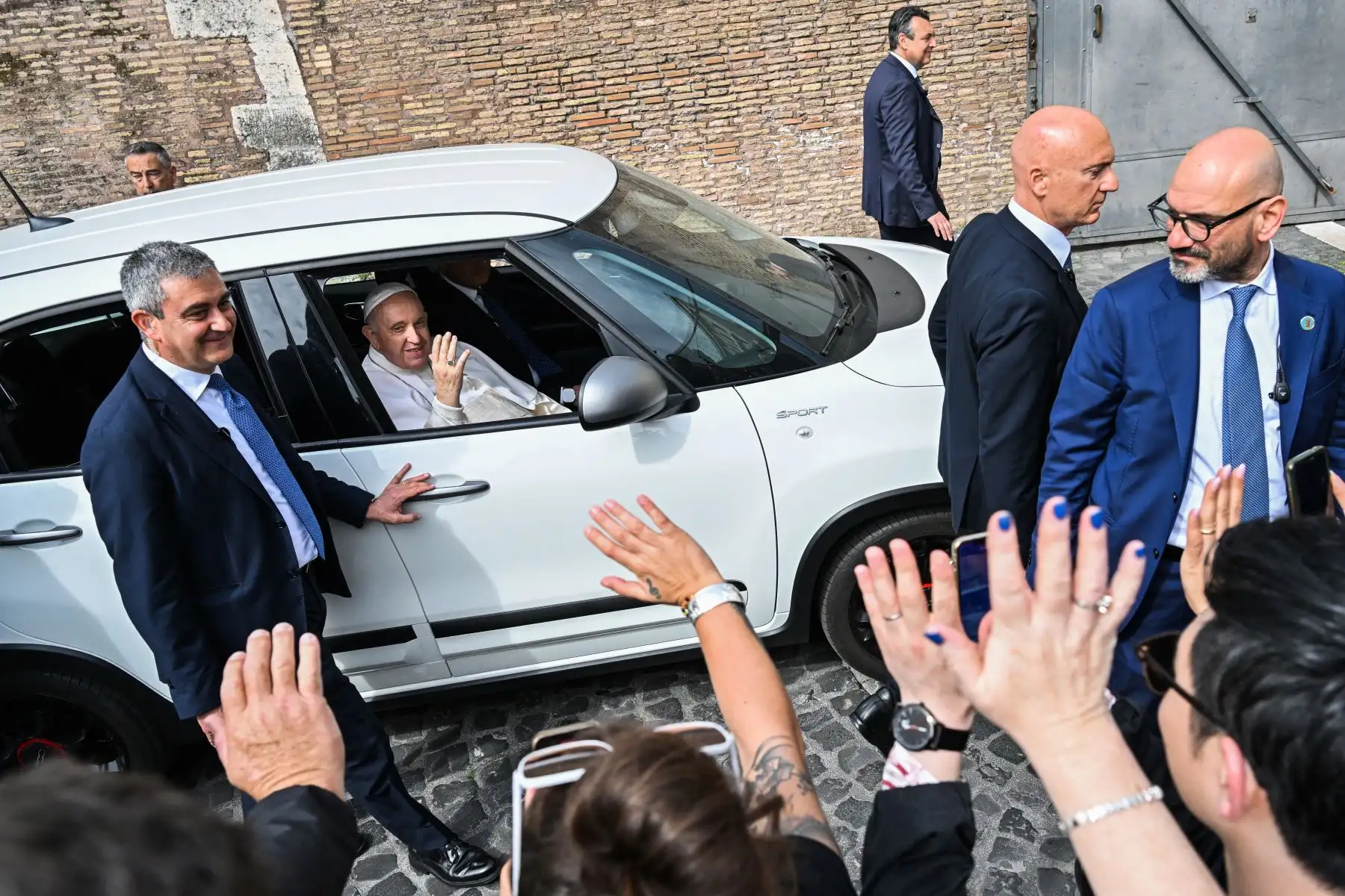 El Papa Francisco responde a la gente que le saluda mientras su coche entra en el Vaticano. El Papa abandonó el hospital Gemelli en Roma, donde ha sido tratado de bronquitis. El Pontífice, de 86 años, fue ingresado en el hospital Gemelli el 29 de marzo tras sufrir dificultades respiratorias. Foto: AFP