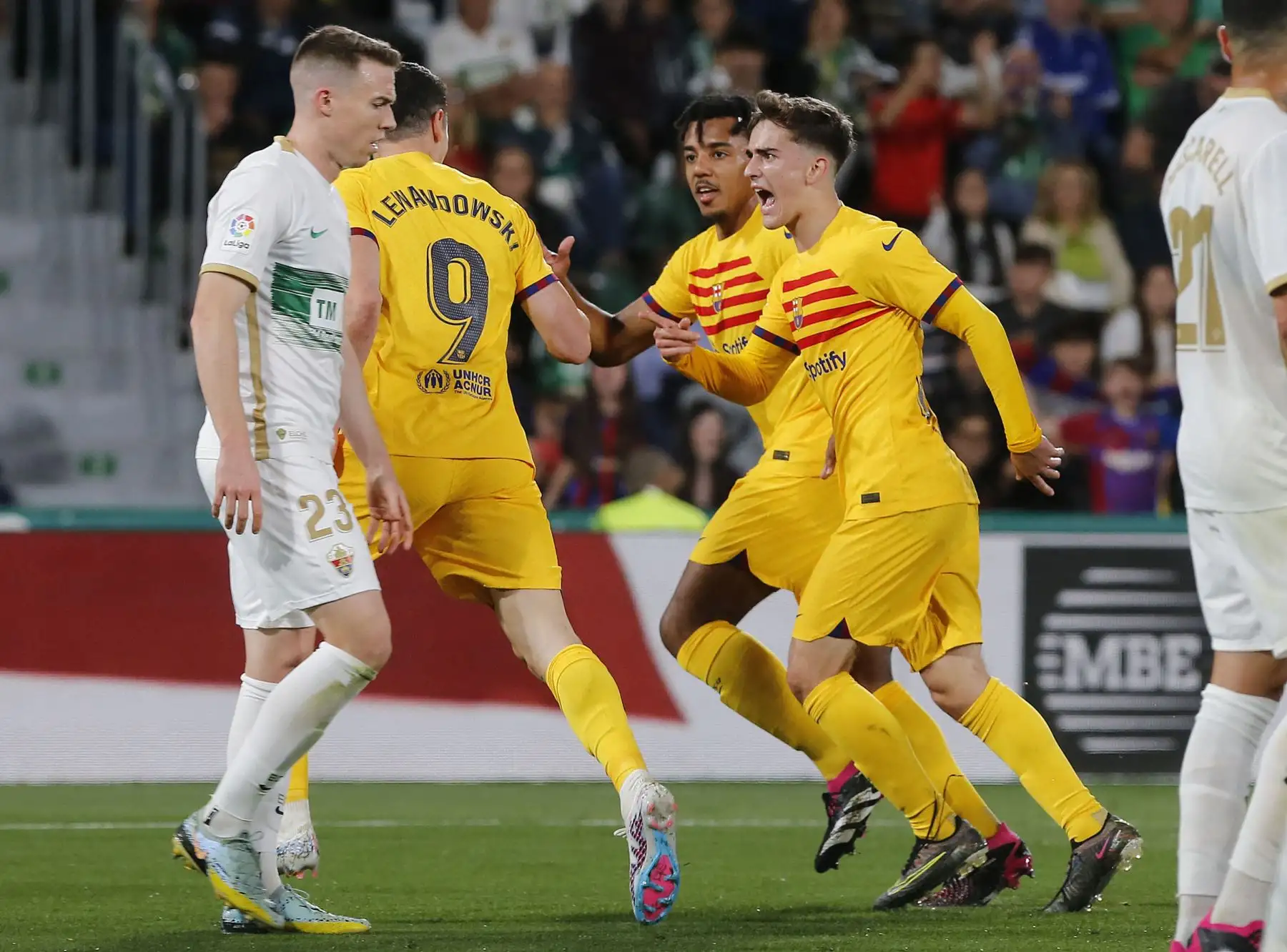 El delantero polaco del Barcelona Robert Lewandowski celebra el gol inicial con el centrocampista español del Barcelona Gavi (d) y el defensa francés del Barcelona Jules Kounde durante el partido de fútbol de la liga española entre el Elche CF y el FC Barcelona en el estadio Martínez Valero de Elche. Foto: AFP