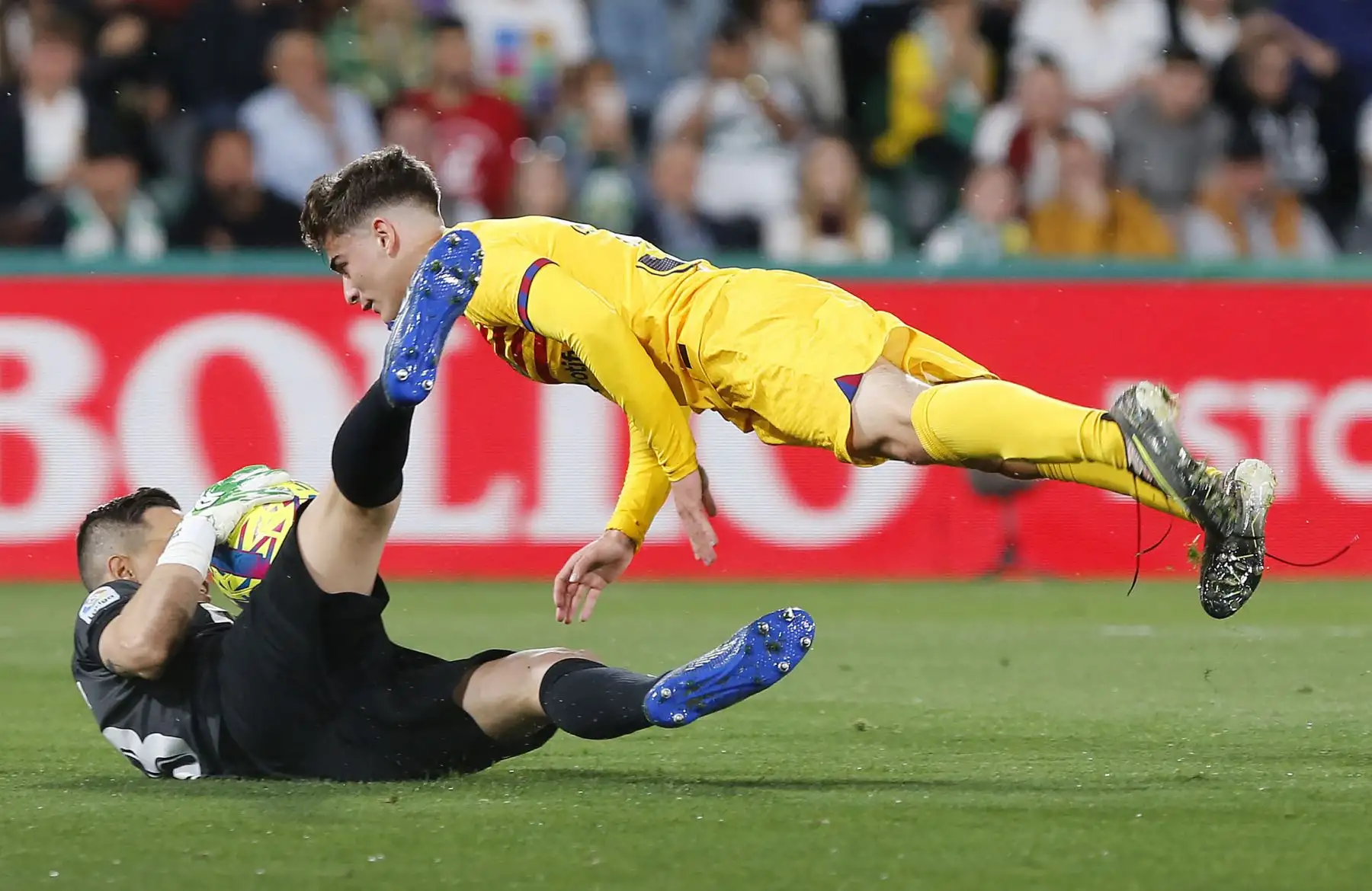 El portero español del Elche, Edgar Badia (i), pugna con el centrocampista español del Barcelona, Gavi, durante el partido de fútbol de la liga española entre el Elche CF y el FC Barcelona disputado en el estadio Martínez Valero. Foto: AFP