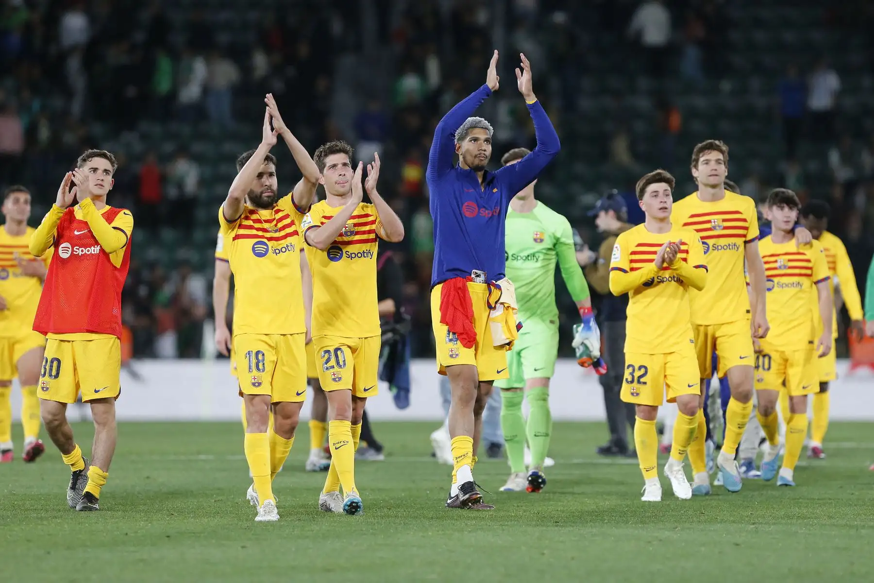 El defensa uruguayo del Barcelona Ronald Araujo (C) y sus compañeros celebran la victoria al final del partido de fútbol de la liga española entre el Elche CF y el FC Barcelona en el estadio Martínez Valero de Elche. Foto: AFP