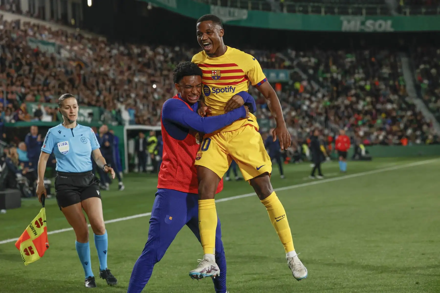 Los jugadores del FC Barcelona, Ansu Fati (d) y Alex Balde, celebran el segundo gol del equipo barcelonista durante el encuentro correspondiente a la jornada 27 de LaLiga Santander que disputan hoy sábado frente al Elche en el estadio Manuel Martinez Valero de la localidad alicantina. Foto: EFE