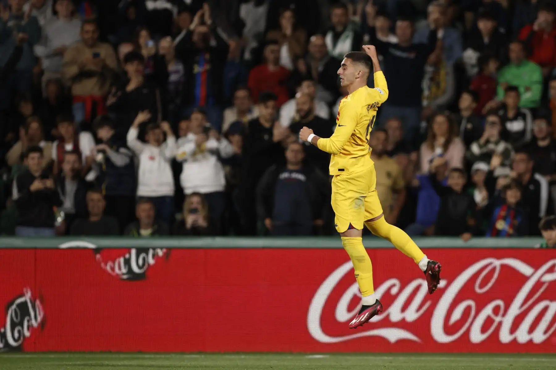 El delantero del FC Barcelona, Ferran Torres, celebra el cuarto gol del equipo barcelonista durante el encuentro correspondiente a la jornada 27 de LaLiga Santander que disputan hoy sábado frente al Elche en el estadio Manuel Martinez Valero de la localidad alicantina. Foto: EFE