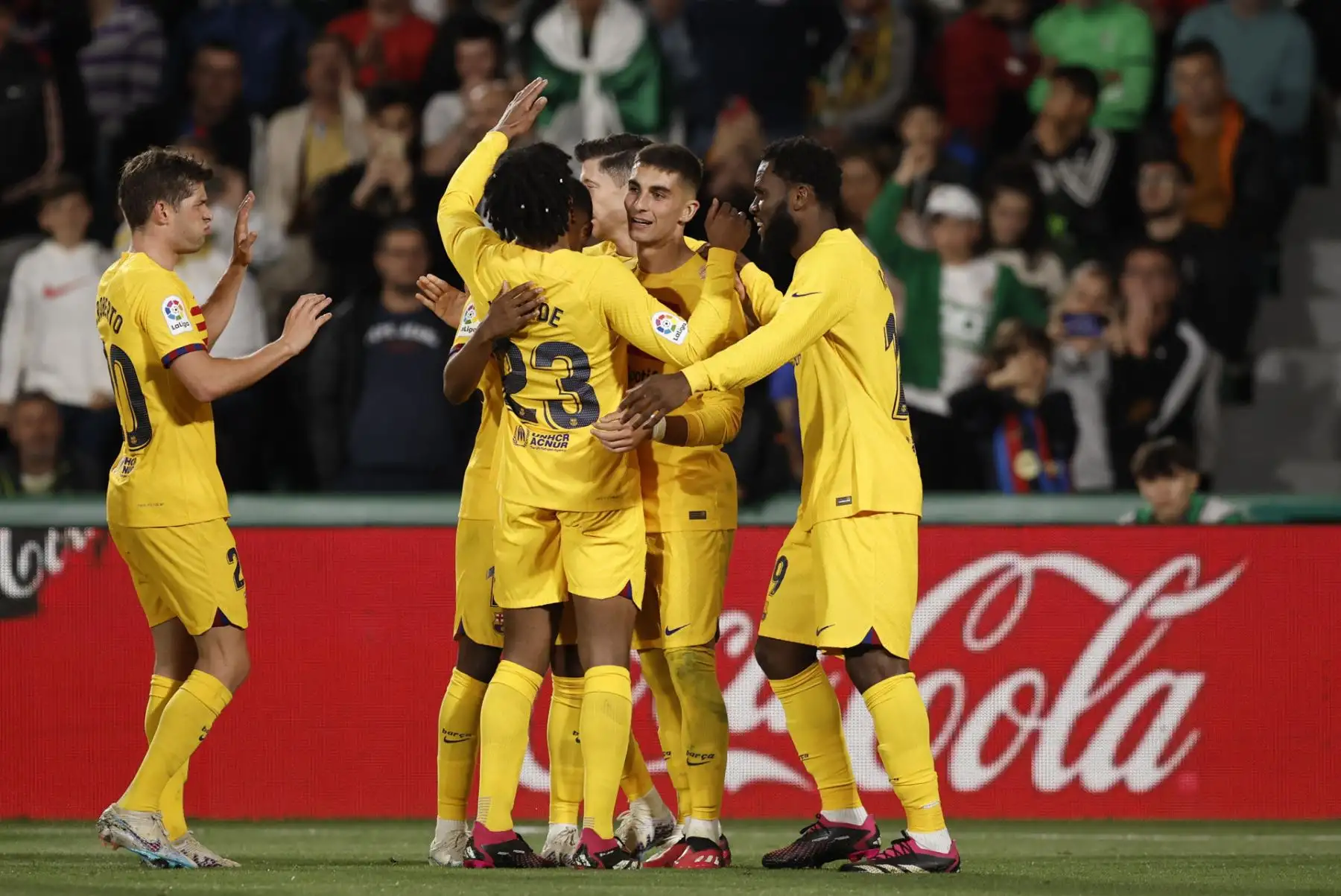 Los jugadores del FC Barcelona celebran el cuarto gol del equipo barcelonista durante el encuentro correspondiente a la jornada 27 de LaLiga Santander que disputan hoy sábado frente al Elche en el estadio Manuel Martinez Valero de la localidad alicantina. Foto: EFE