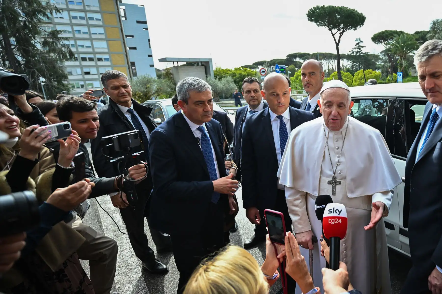 El Papa Francisco se dirige a los medios de comunicación a su salida del hospital Gemelli en Roma, tras ser dado de alta después de un tratamiento contra la bronquitis. El pontífice, de 86 años, ingresó en el hospital Gemelli el 29 de marzo tras sufrir dificultades respiratorias. Foto: AFP