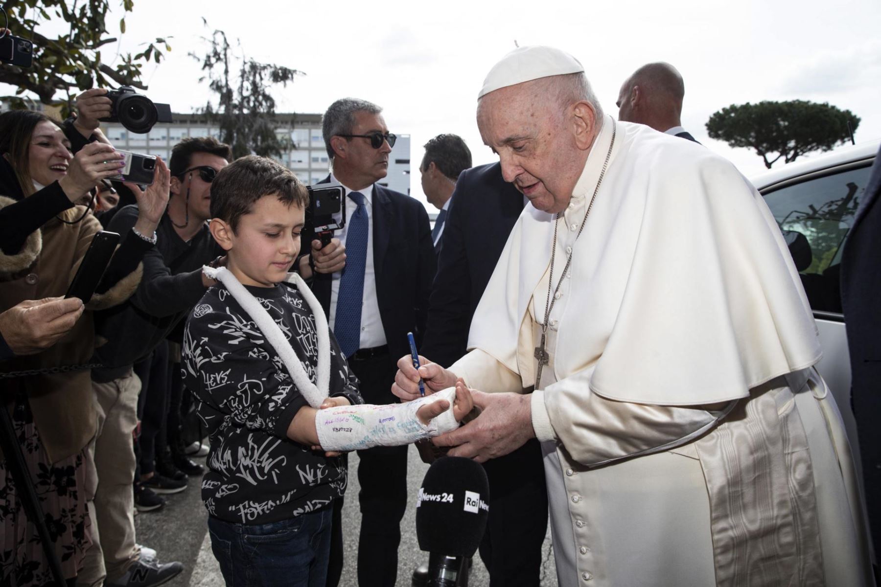 El Papa Francisco firma el yeso de un niño al salir del hospital Agostino Gemelli de Roma, Italia. El papa fue hospitalizado el 29 de marzo a raíz de una infección respiratoria y fue dado de alta hoy. Foto: EFE