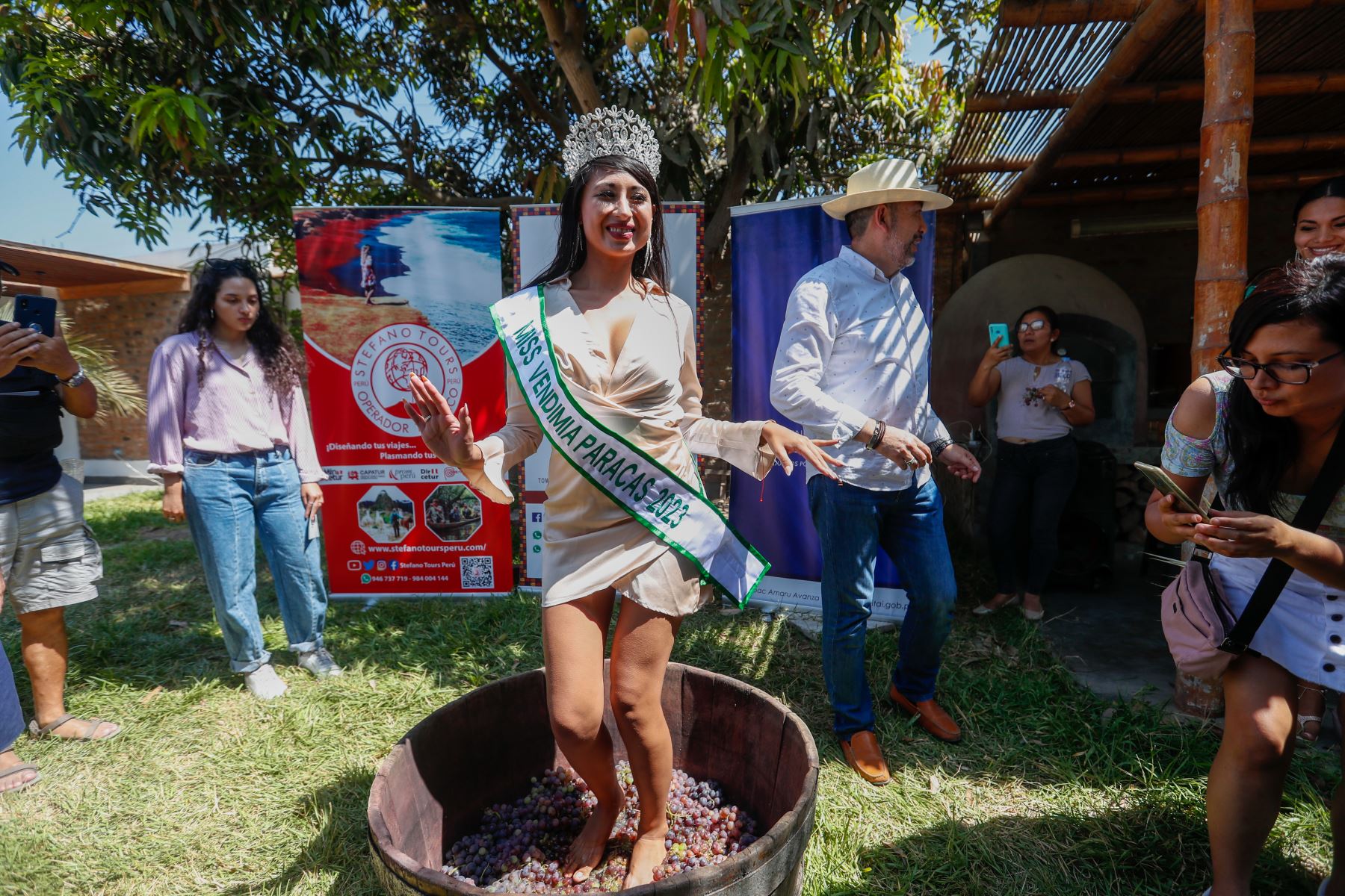 En el marco de las celebraciones del V Festival de la Vendimia Paracas 2023, en Ica, se realizó el tradicional pisado de uva con la participación de la Miss Vendimia Paracas 2023 y la Miss Sonrisa Paracas 2023. Foto: ANDINA/Daniel Bracamonte