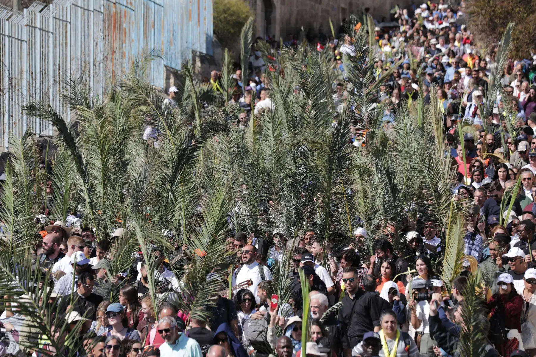 Cristianos sostienen ramas de palma durante la procesión del Domingo de Ramos en el Monte de los Olivos en Jerusalén, Domingo de Ramos para los devotos católicos marca simbólicamente el relato bíblico de la entrada de Jesucristo a Jerusalén, señalando el comienzo de la Semana Santa. Foto: EFE