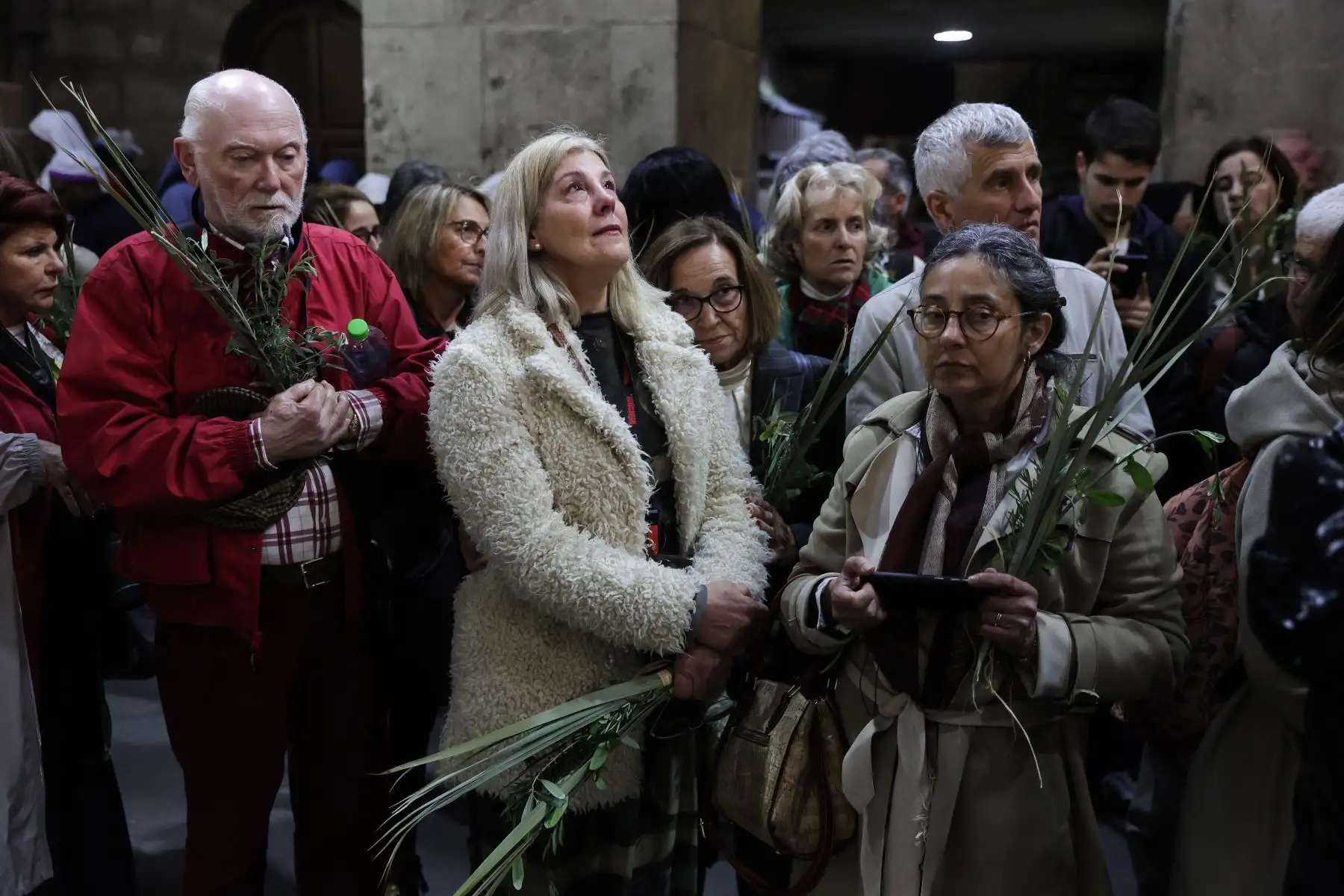 Fieles portan ramas de palma durante la procesión del Domingo de Ramos en la Iglesia del Santo Sepulcro en la Ciudad Vieja de Jerusalén, Domingo de Ramos para los devotos católicos marca simbólicamente el relato bíblico de la entrada de Jesucristo en Jerusalén, marcando el inicio de la Semana Santa. Foto: EFE