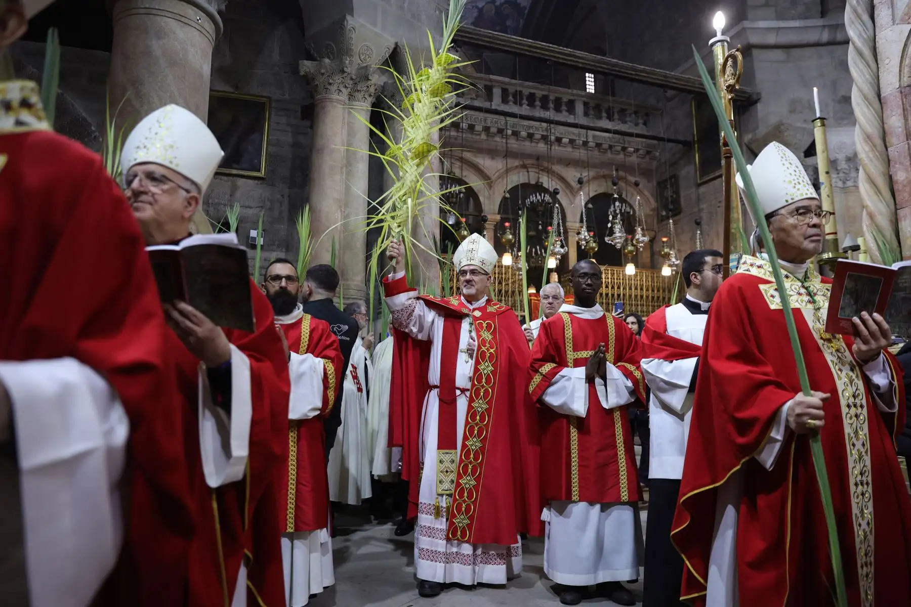 El Patriarca Católico Latino de Jerusalén, Monseñor Pierbattista Pizzaballa (C), sostiene una rama de palma durante la procesión del Domingo de Ramos en la Iglesia del Santo Sepulcro en la Ciudad Vieja de Jerusalén, Domingo de Ramos para los devotos católicos romanos marca simbólicamente el relato bíblico de la entrada de Jesucristo en Jerusalén, señalando el inicio de la Semana Santa. Foto: EFE