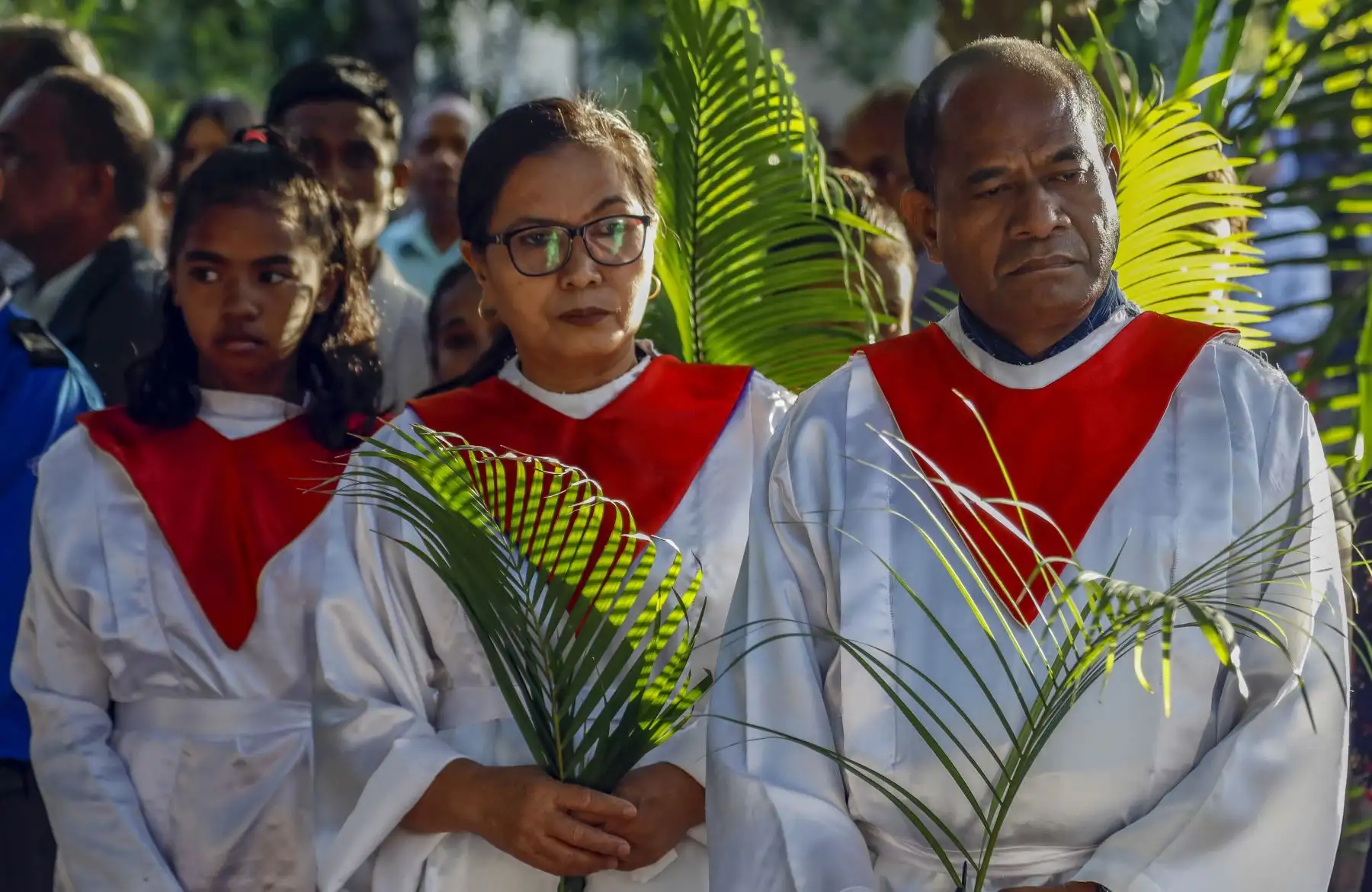 Los devotos católicos sostienen hojas de palma mientras celebran el Domingo de Ramos en una iglesia en Dili, Timor Oriental, también conocida como Timor Leste, Domingo de Ramos para los devotos católicos simbólicamente marca el relato bíblico de la entrada de Jesucristo en Jerusalén, señalando el inicio de la Semana Santa. Foto: EFE
