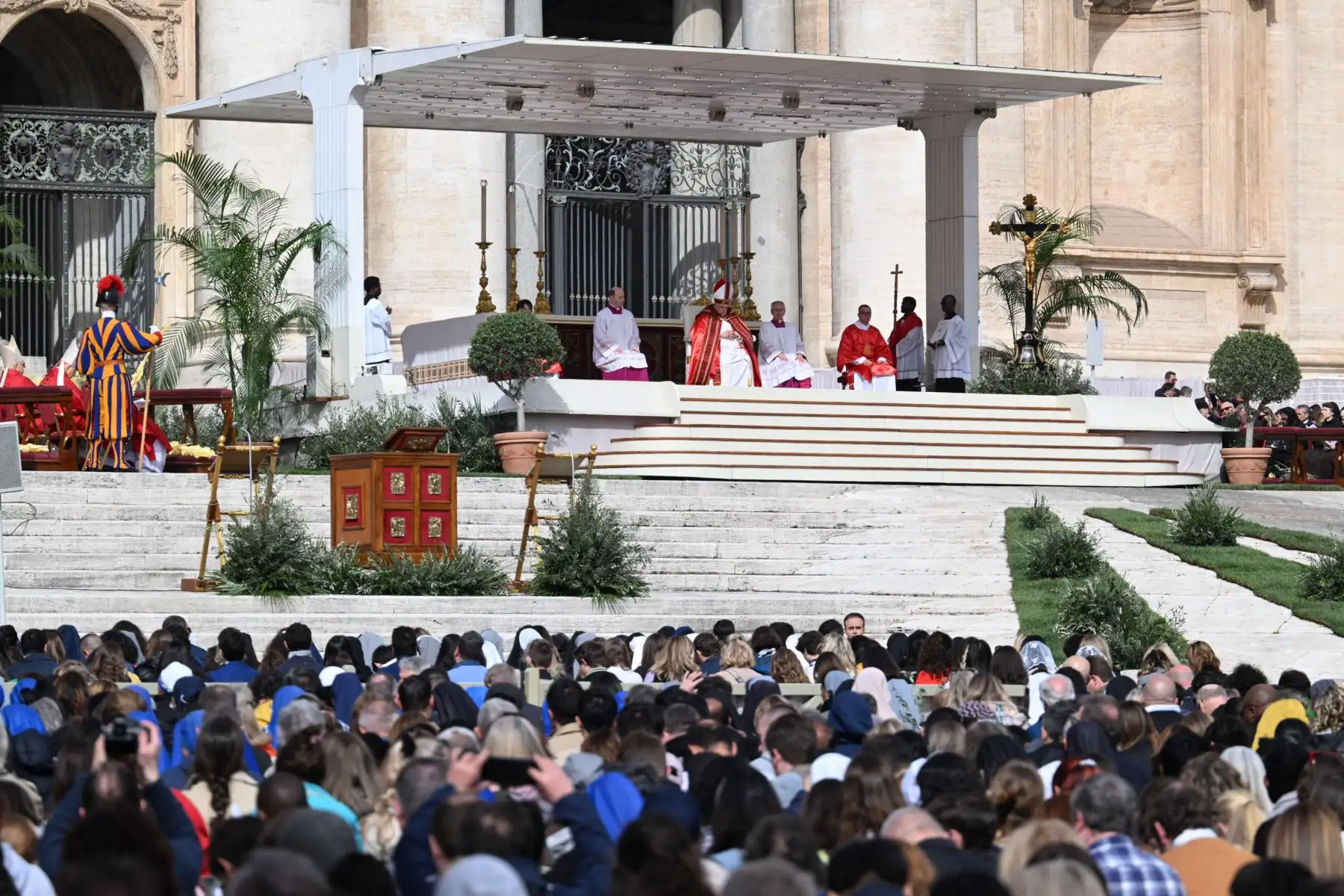 El Papa Francisco celebra la Santa Misa del Domingo de Ramos en la Basílica de San Pedro, Ciudad del Vaticano. Domingo de Ramos es una fiesta cristiana que cae en el Domingo antes de Pascua. La fiesta conmemora la entrada de Jesús en Jerusalén. Foto: EFE