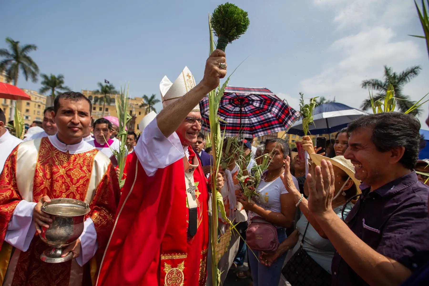 Monseñor Carlos Castillo, Arzobispo de Lima y Primado del Perú bendice a los fieles y asistentes a la misa de Domingo de Ramos en la Catedral de Lima. Este rito es el comienzo de la jornada más importante dentro del calendario católico. Fotografía: ANDINA/Tatiana Gamarra