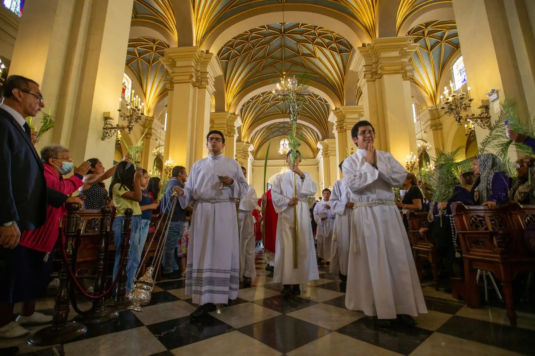 Fieles y asistentes celebran la misa de Domingo de Ramos en la Catedral de Lima. Este rito es el comienzo de la jornada más importante dentro del calendario católico. Fotografía: ANDINA/Tatiana Gamarra