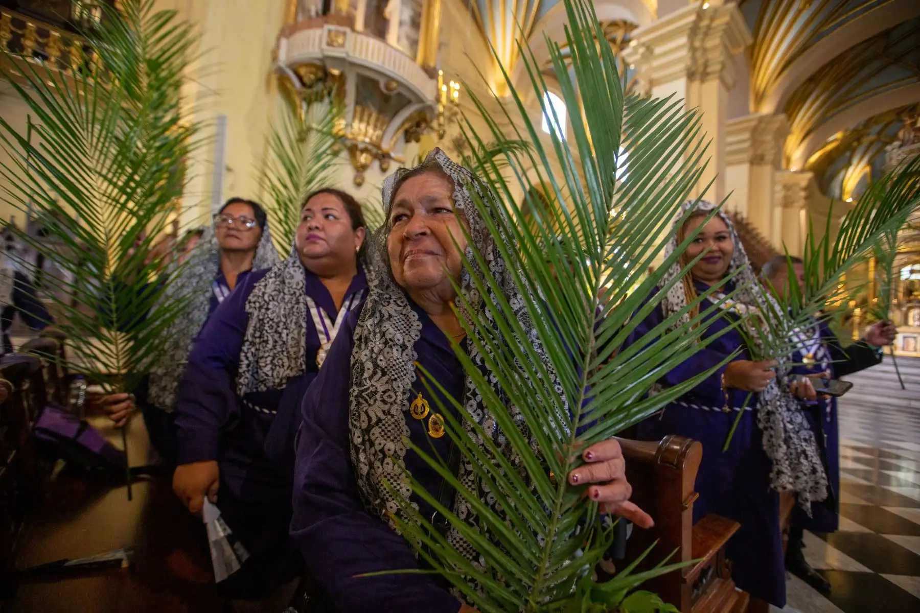Fieles y asistentes celebran la misa de Domingo de Ramos en la Catedral de Lima. Este rito es el comienzo de la jornada más importante dentro del calendario católico. Fotografía: ANDINA/Tatiana Gamarra