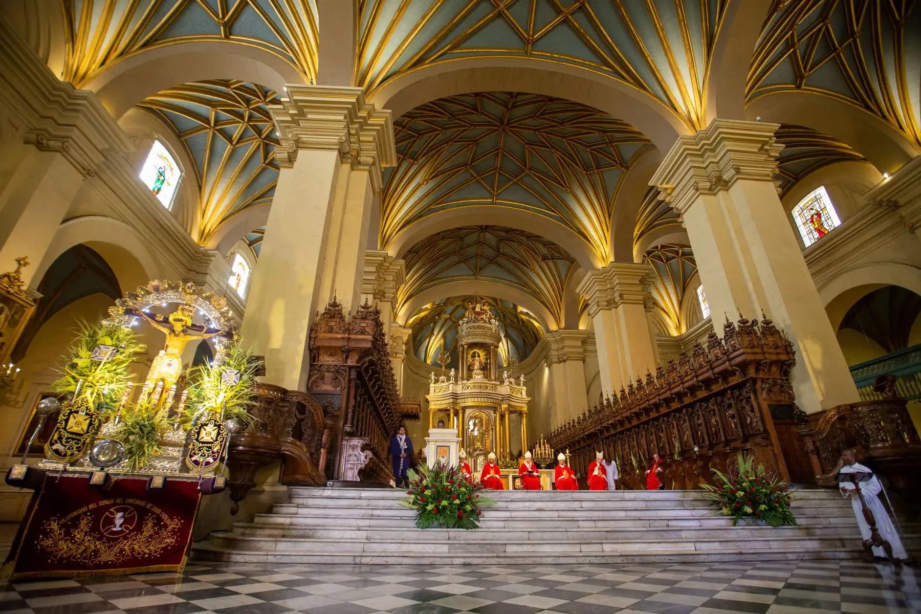 Monseñor Carlos Castillo, Arzobispo de Lima y Primado del Perú celebra la misa de Domingo de Ramos en la Catedral de Lima. Este rito es el comienzo de la jornada más importante dentro del calendario católico. Fotografía: ANDINA/Tatiana Gamarra
