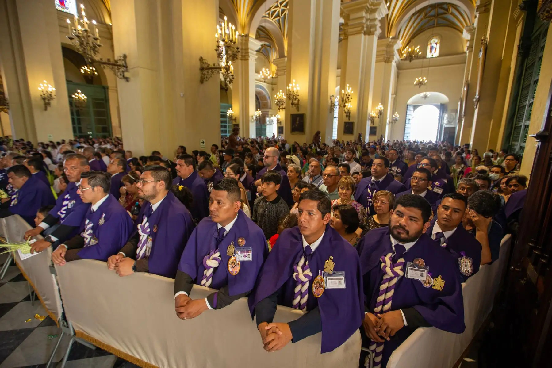 Fieles y asistentes celebran la misa de Domingo de Ramos en la Catedral de Lima. Este rito es el comienzo de la jornada más importante dentro del calendario católico. Fotografía: ANDINA/Tatiana Gamarra