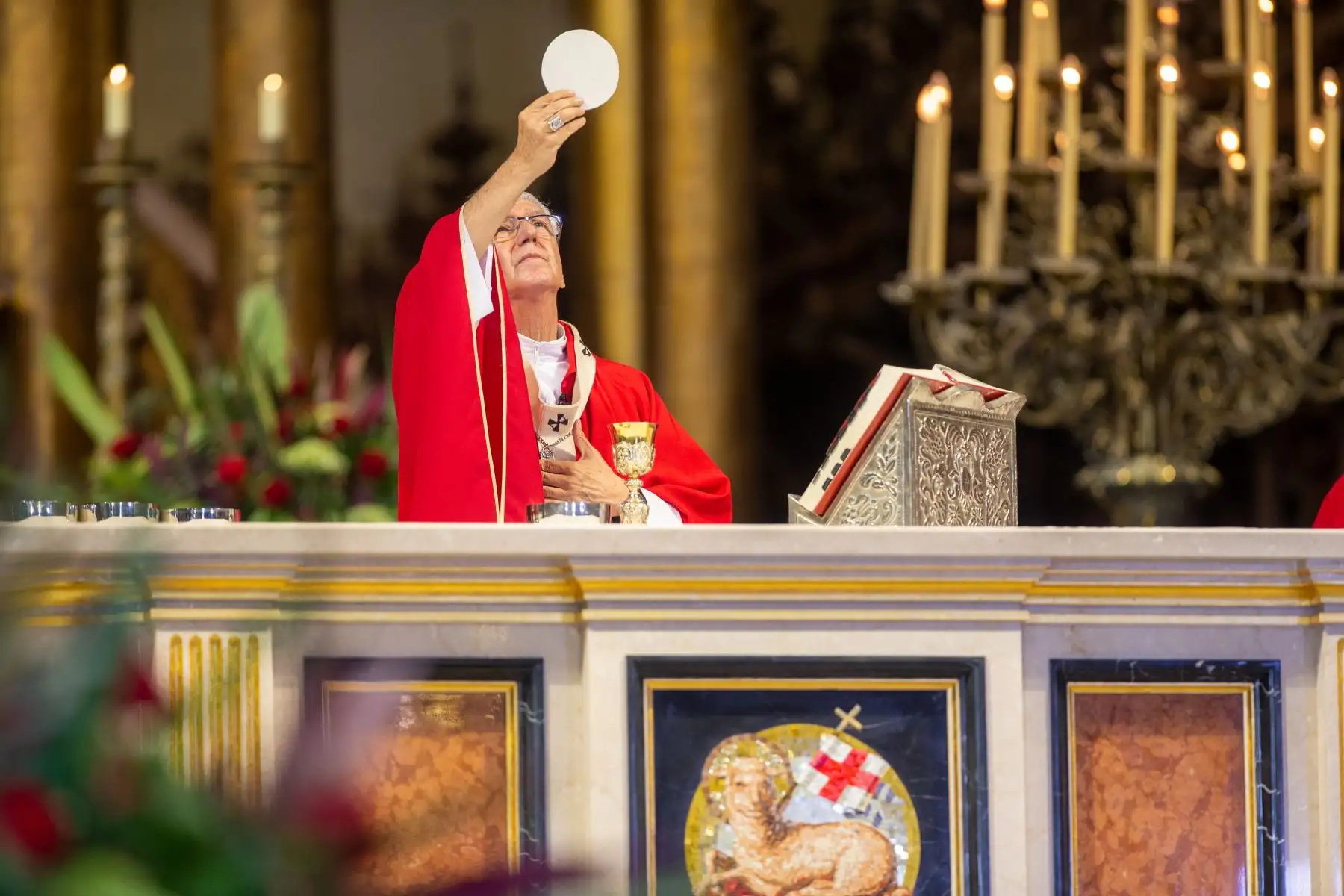 Monseñor Carlos Castillo, Arzobispo de Lima y Primado del Perú celebra la misa de Domingo de Ramos en la Catedral de Lima. Este rito es el comienzo de la jornada más importante dentro del calendario católico. Fotografía: ANDINA/Tatiana Gamarra