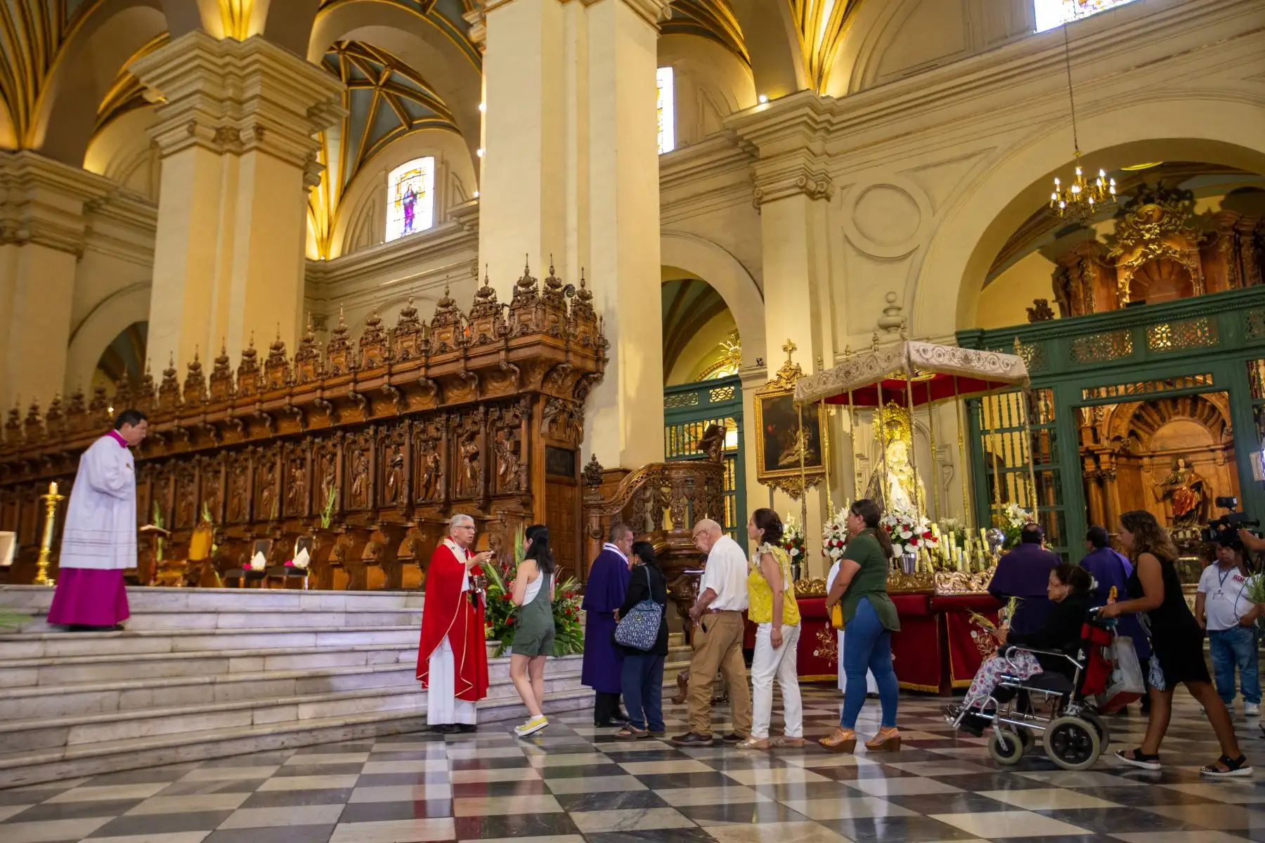 Fieles y asistentes celebran la misa de Domingo de Ramos en la Catedral de Lima. Este rito es el comienzo de la jornada más importante dentro del calendario católico. Fotografía: ANDINA/Tatiana Gamarra