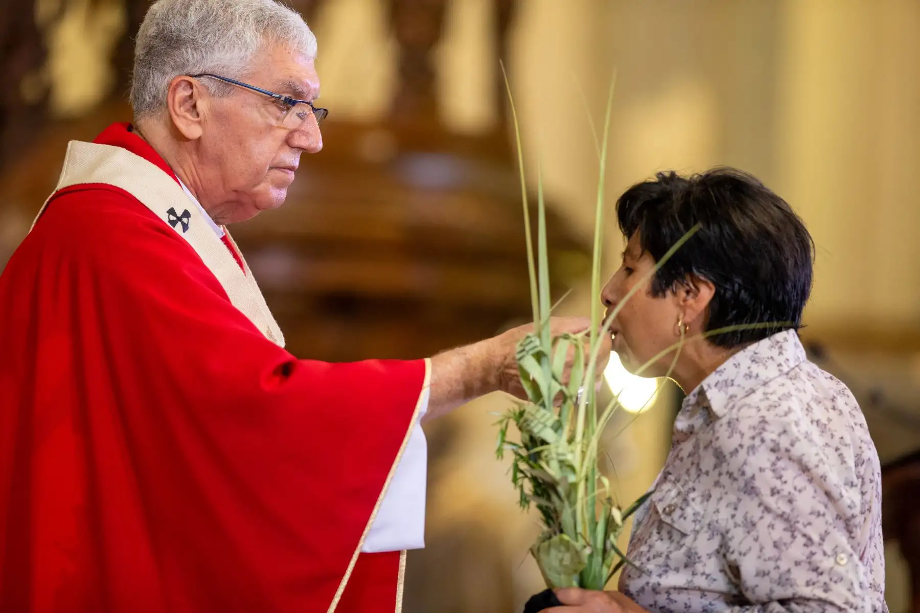 Fieles y asistentes celebran la misa de Domingo de Ramos en la Catedral de Lima. Este rito es el comienzo de la jornada más importante dentro del calendario católico. Fotografía: ANDINA/Tatiana Gamarra