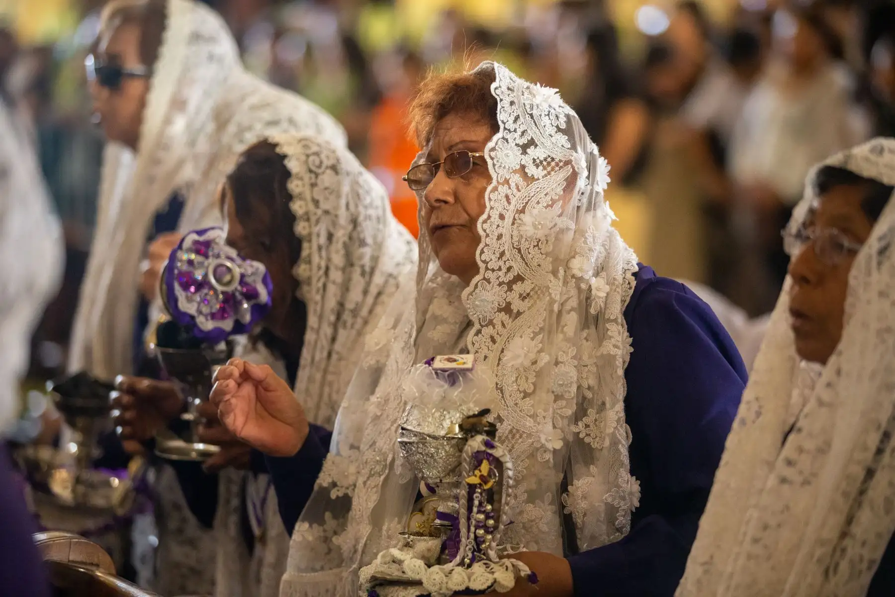 Fieles y asistentes celebran la misa de Domingo de Ramos en la Catedral de Lima. Este rito es el comienzo de la jornada más importante dentro del calendario católico. Fotografía: ANDINA/Tatiana Gamarra