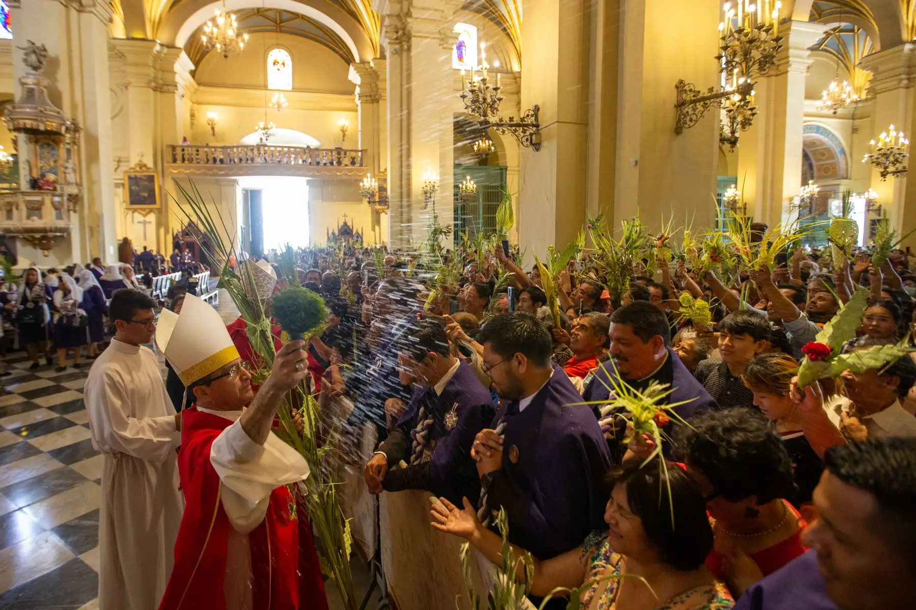 Fieles y asistentes celebran la misa de Domingo de Ramos en la Catedral de Lima. Este rito es el comienzo de la jornada más importante dentro del calendario católico. Fotografía: ANDINA/Tatiana Gamarra