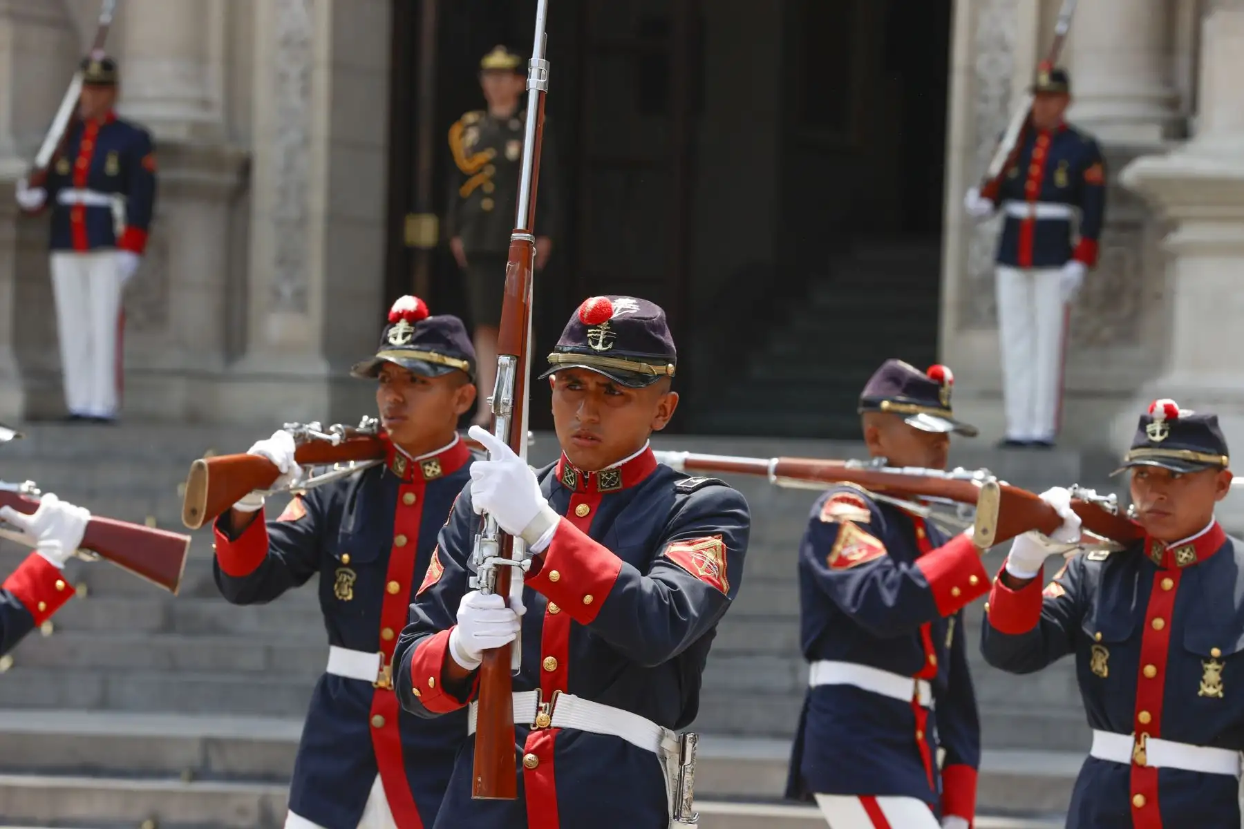 Cambio de guardia a cargo de la compañía Fanning de la Marina de Guerra del Perú. 
Foto: ANDINA/Presidencia