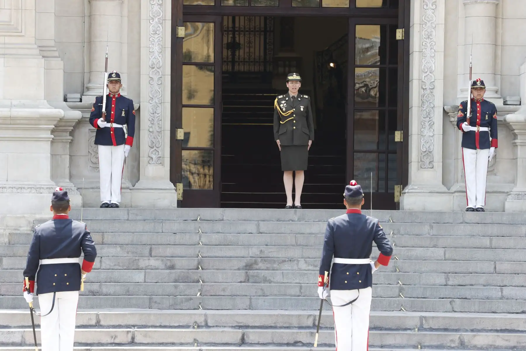 Cambio de guardia a cargo de la compañía Fanning de la Marina de Guerra del Perú. 
Foto: ANDINA/Presidencia