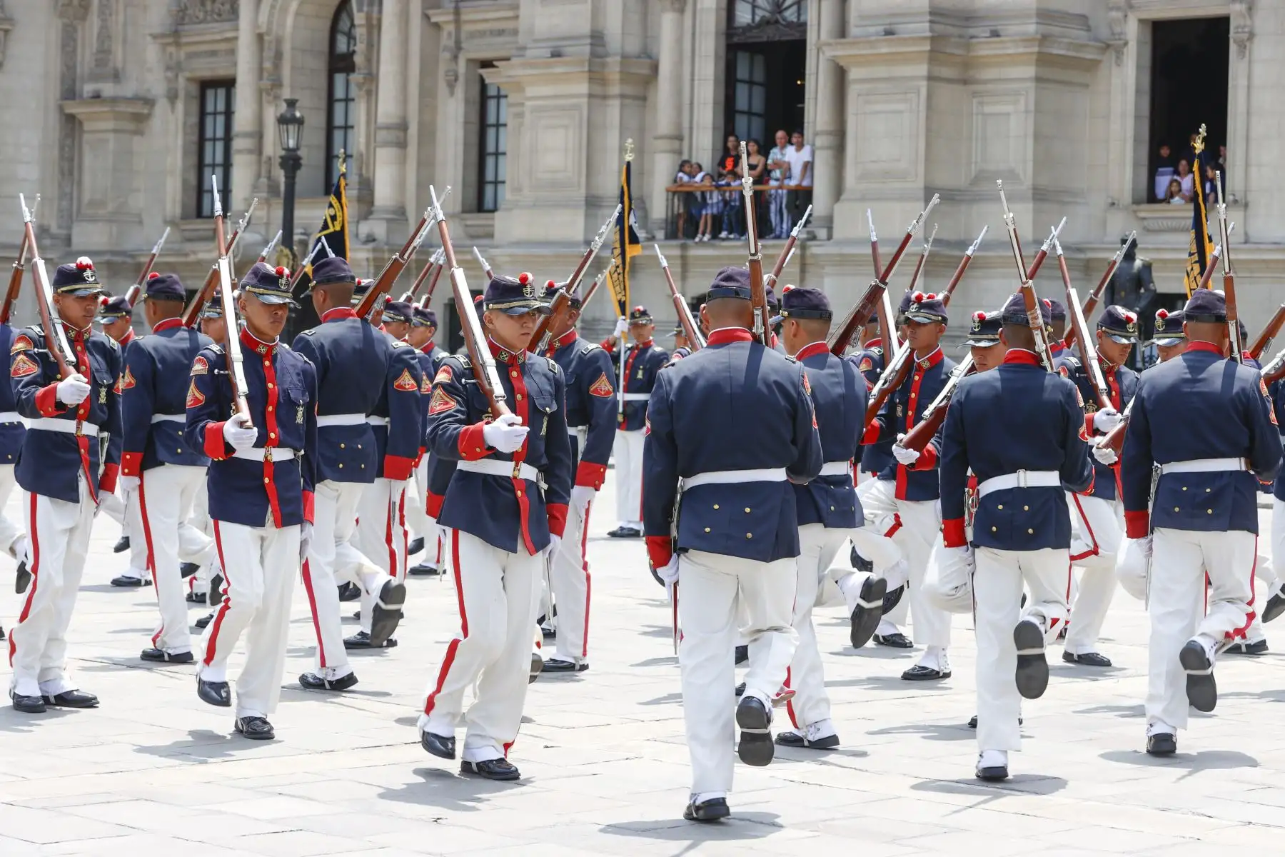 Cambio de guardia a cargo de la compañía Fanning de la Marina de Guerra del Perú. 
Foto: ANDINA/Presidencia