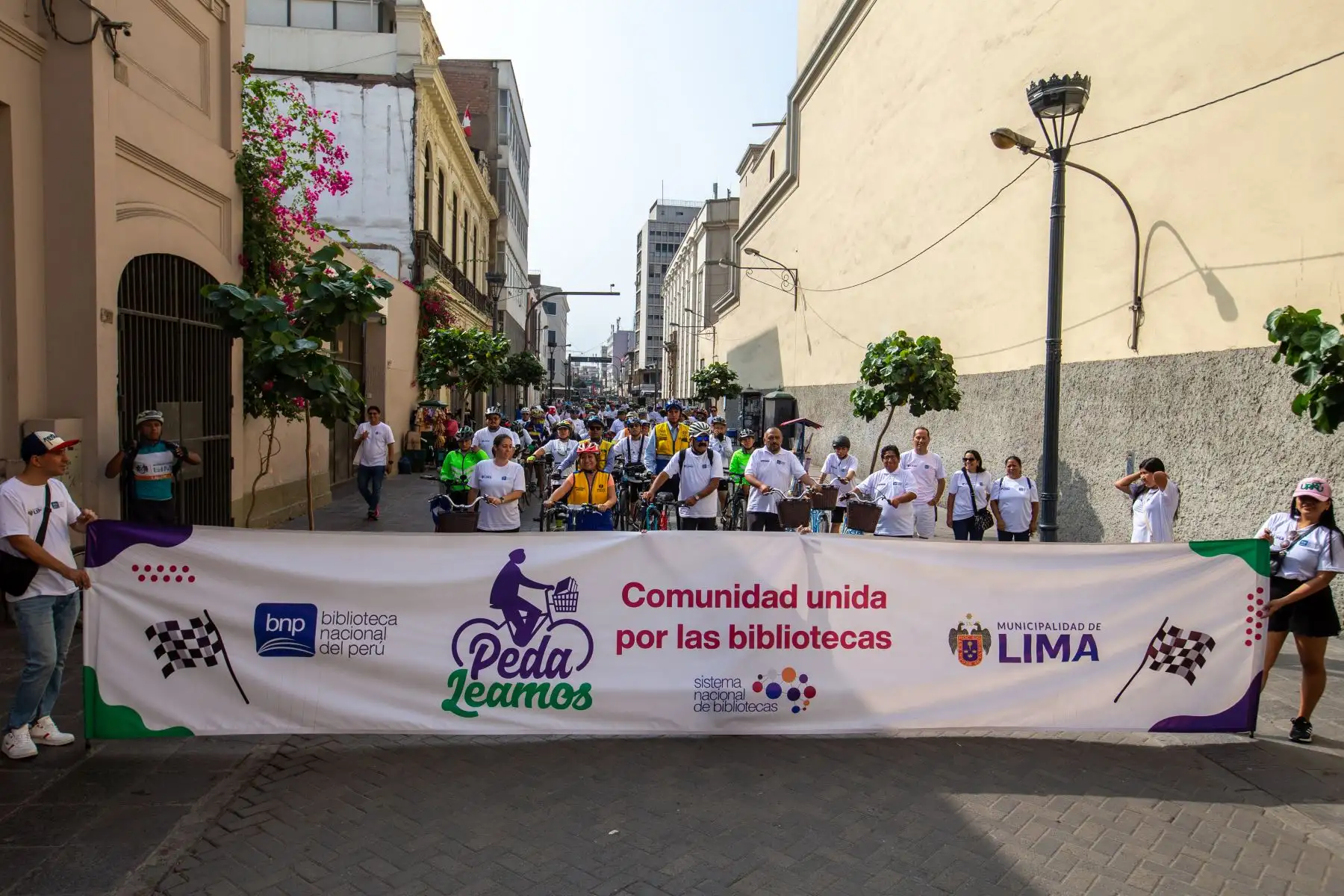 La Biblioteca Nacional del Perú llevó a cabo la bicicleteada PedaLeamos, junto a la Municipalidad Metropolitana de Lima, con el objetivo de promover actividades en espacios públicos que vinculen la lectura con la comunidad. Fotografía: ANDINA/Tatiana Gamarra