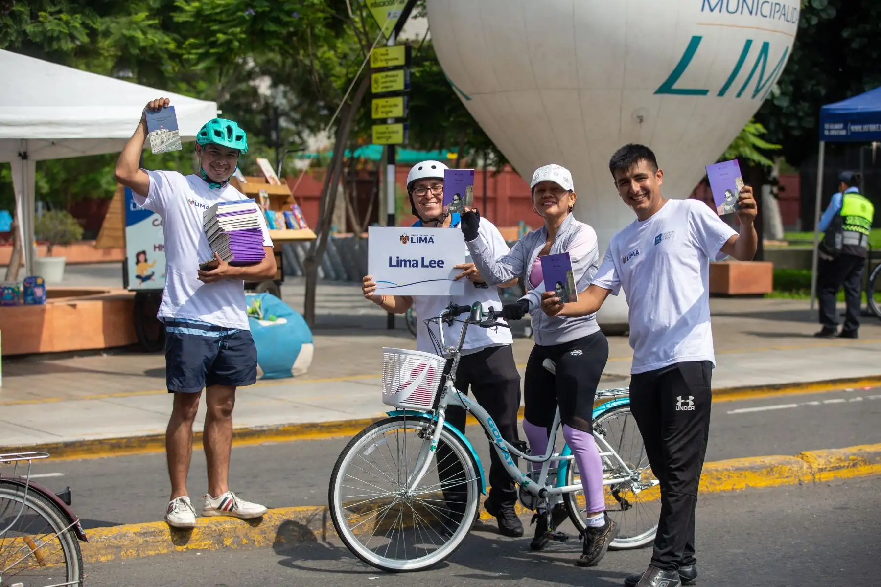 La Biblioteca Nacional del Perú llevó a cabo la bicicleteada PedaLeamos, junto a la Municipalidad Metropolitana de Lima, con el objetivo de promover actividades en espacios públicos que vinculen la lectura con la comunidad. Fotografía: ANDINA/Tatiana Gamarra