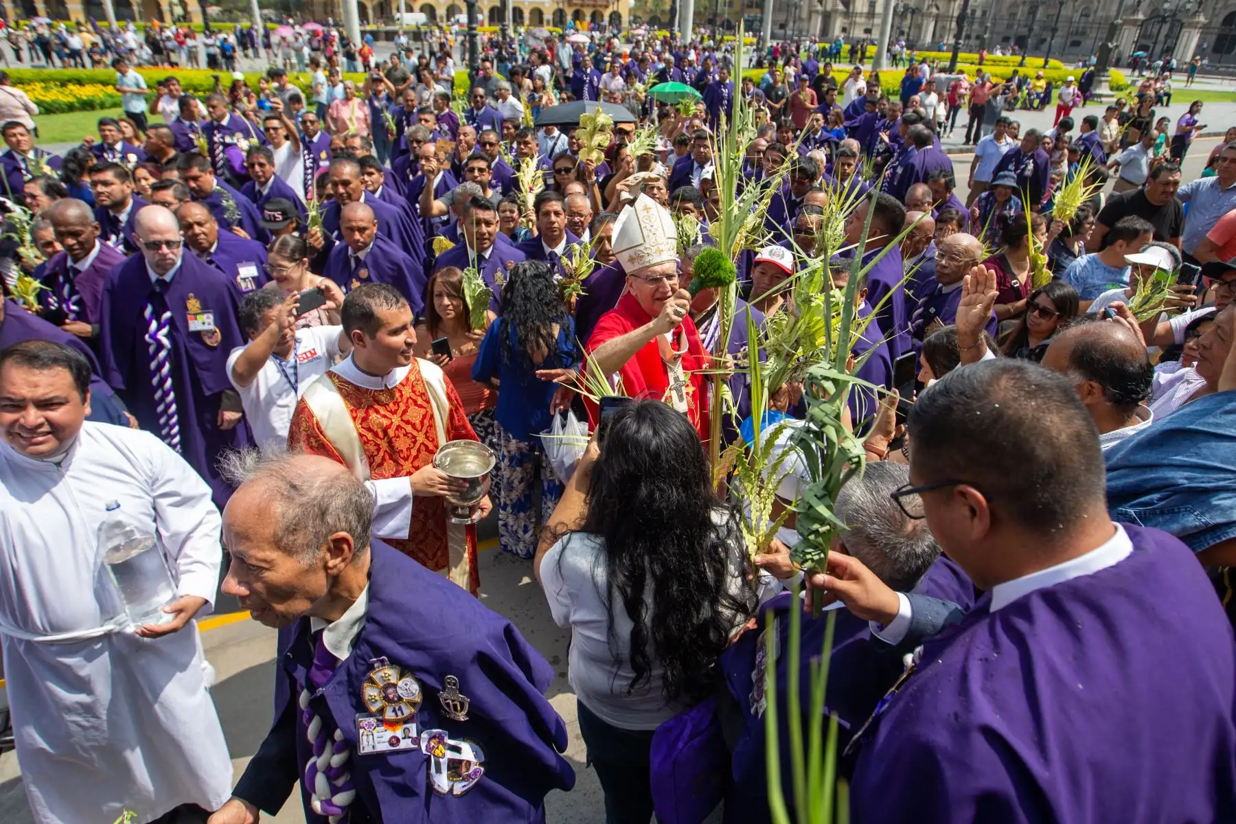 Monseñor Carlos Castillo, Arzobispo de Lima y Primado del Perú bendice a los fieles y asistentes a la misa de Domingo de Ramos en la Catedral de Lima. Este rito es el comienzo de la jornada más importante dentro del calendario católico. Fotografía: ANDINA/Tatiana Gamarra