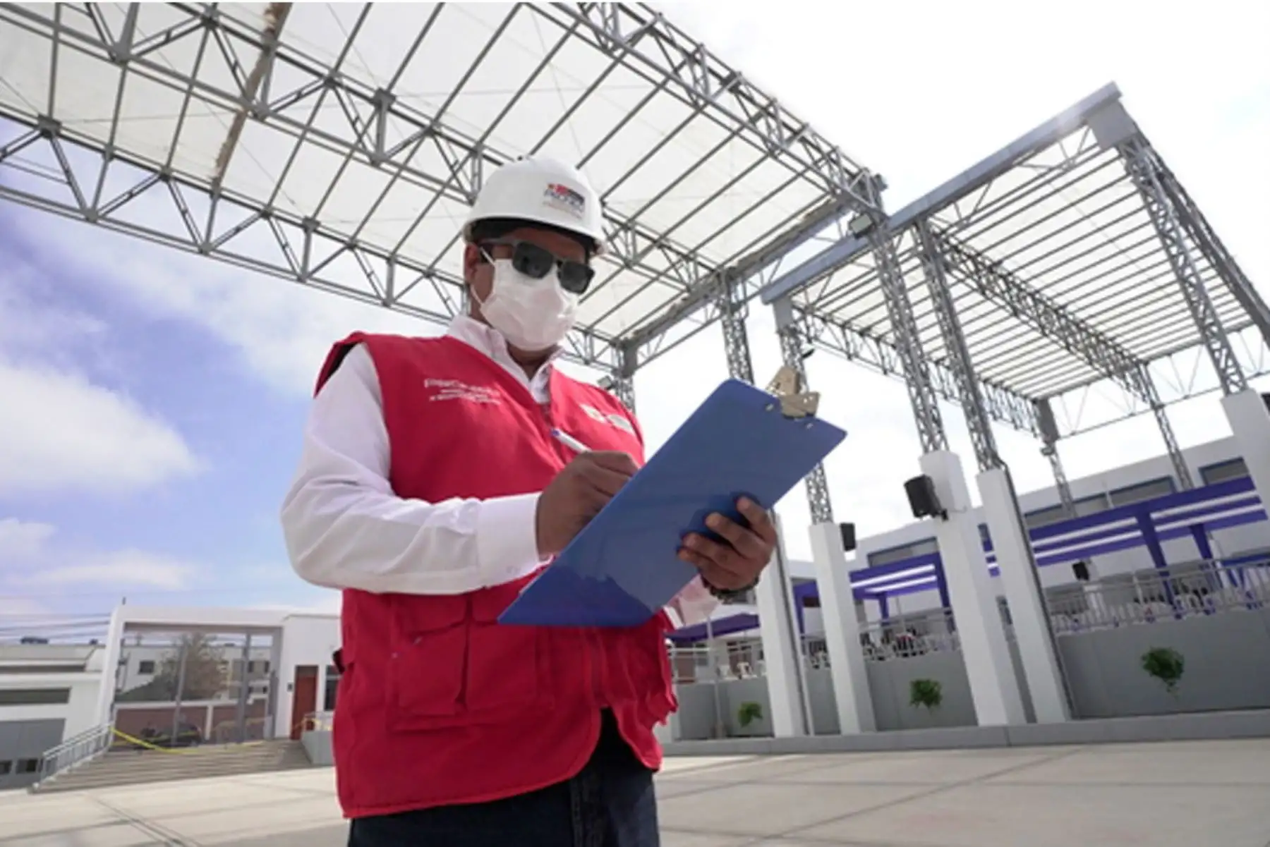 Con la plataforma Asitec, el Pronied asesora y acompaña en el proceso de mejoramiento de los expedientes técnicos de 377 proyectos de infraestructura educativa, formuladas por gobiernos regionales y municipalidades de todo el país, que significan la ejecución de 447 nuevas instituciones educativas en todo el Perú y una inversión que supera los S/ 4 mil millones. ANDINA/Difusión