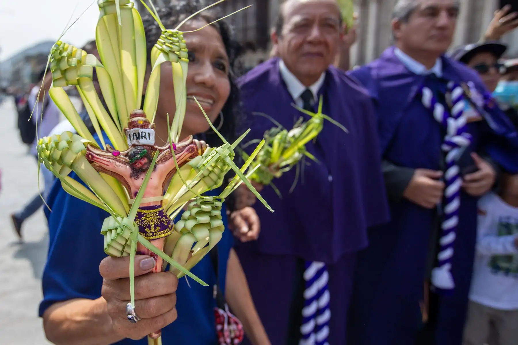 Fieles y asistentes celebran la misa de Domingo de Ramos en la Catedral de Lima. Este rito es el comienzo de la jornada más importante dentro del calendario católico. Fotografía: ANDINA/Tatiana Gamarra